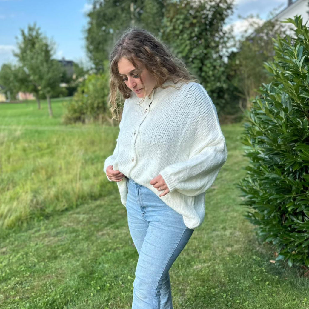 Weißer Oversized Cardigan Damen – Zeitlose Strickjacke