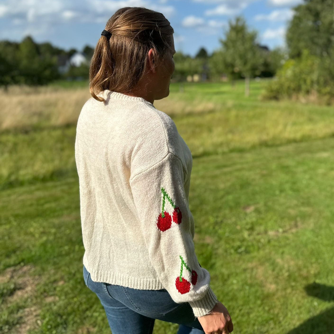 Weißer Kirschen Cardigan Damen – Strickjacke mit Schleifen