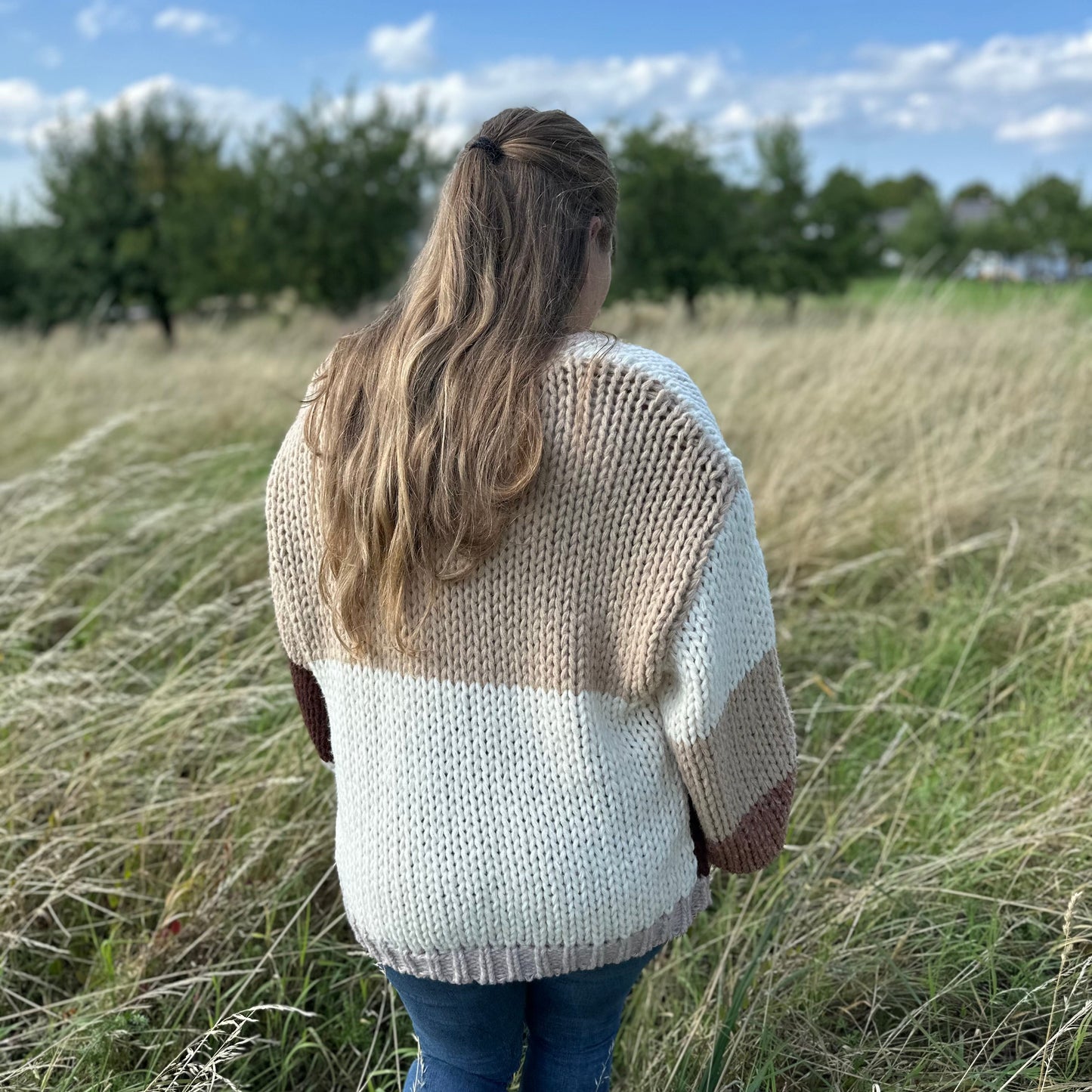 Patchwork Cardigan Damen Beige – Handstrick Optik & Ballonärmel