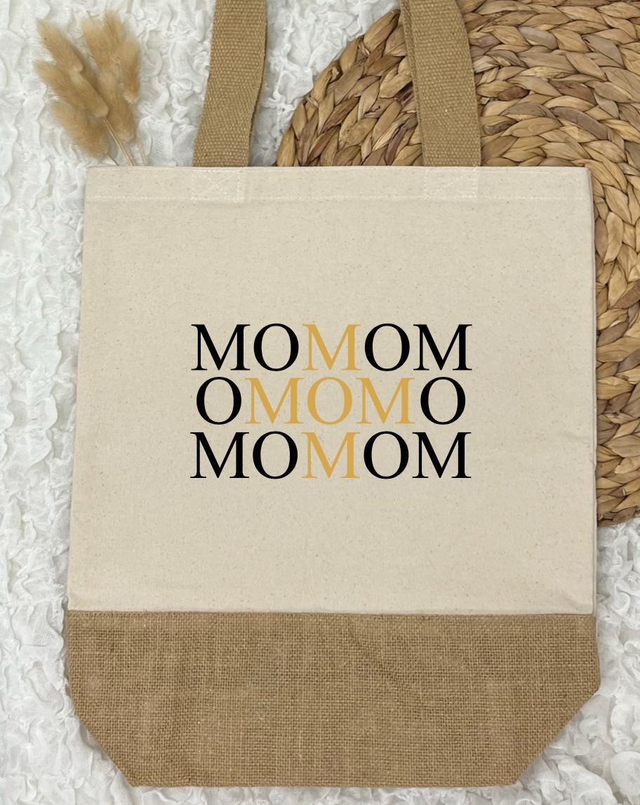 Auf dem Bild befindet sich eine Baumwolltasche, Jutetasche mit mehrfacher Mom-Aufschrift.