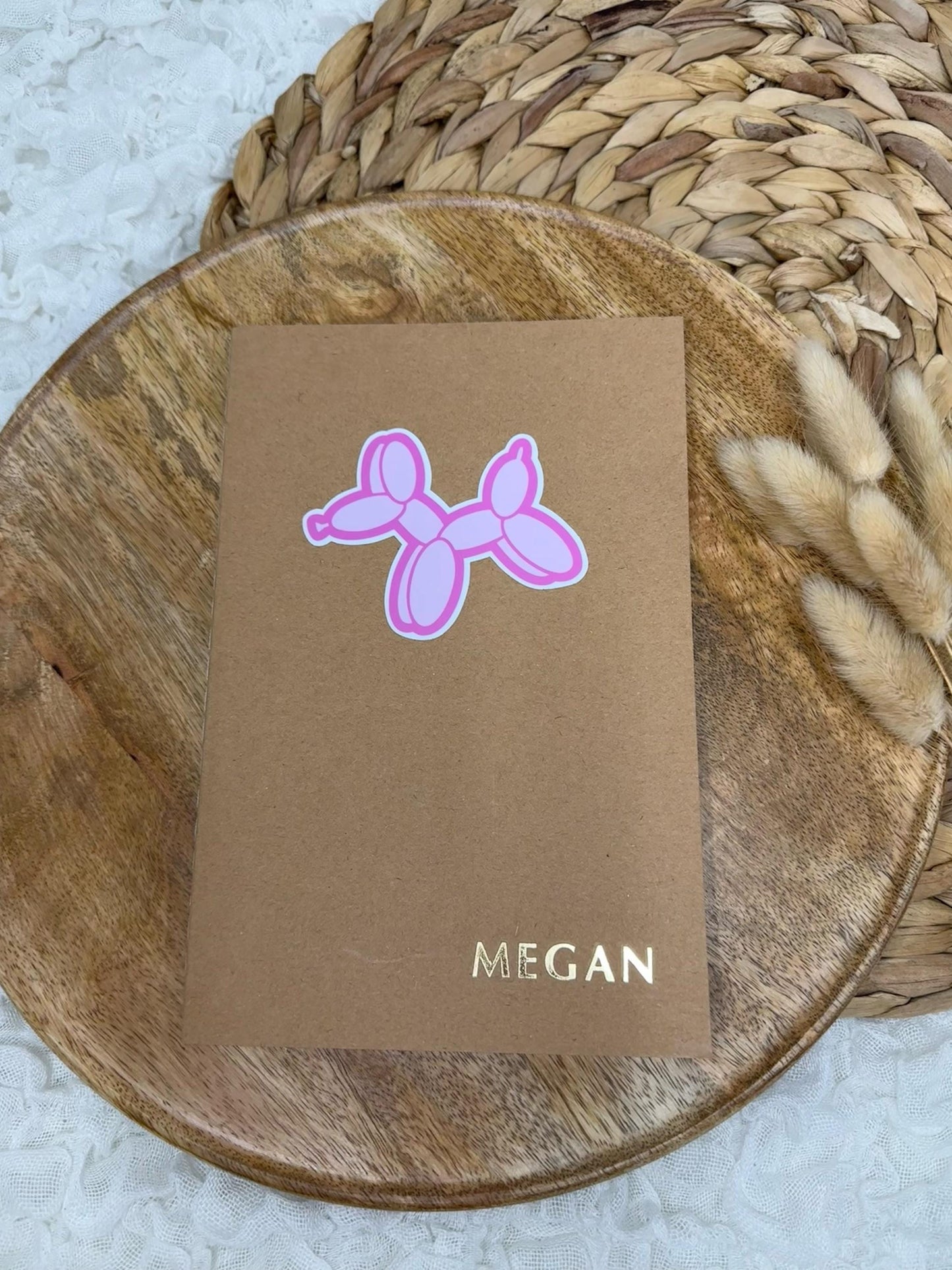 Ein Notizbuch in braun mit goldener Prägung.