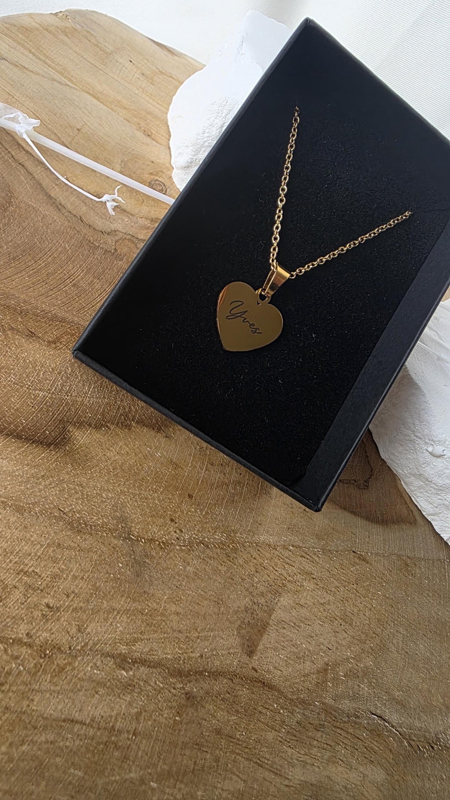 Herzanhänger Kette Gold aus Edelstahl | Personalisiert mit Name oder Datum | Geschenk zu Weihnachten für Freundin, Frau oder Jahrestag