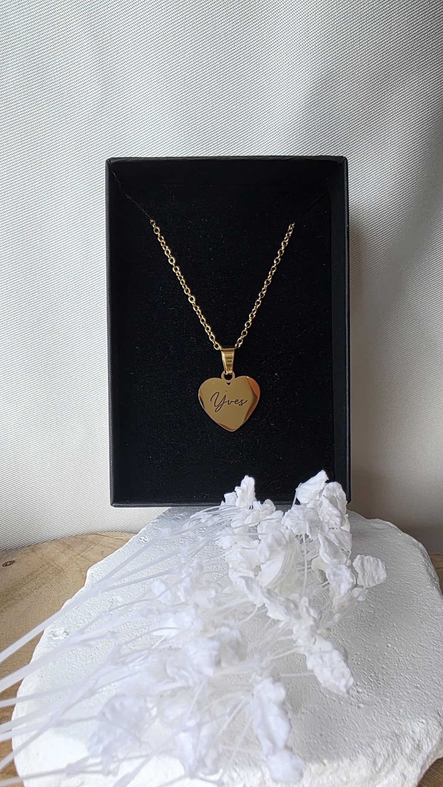 Herzanhänger Kette Gold aus Edelstahl | Personalisiert mit Name oder Datum | Geschenk zu Weihnachten für Freundin, Frau oder Jahrestag