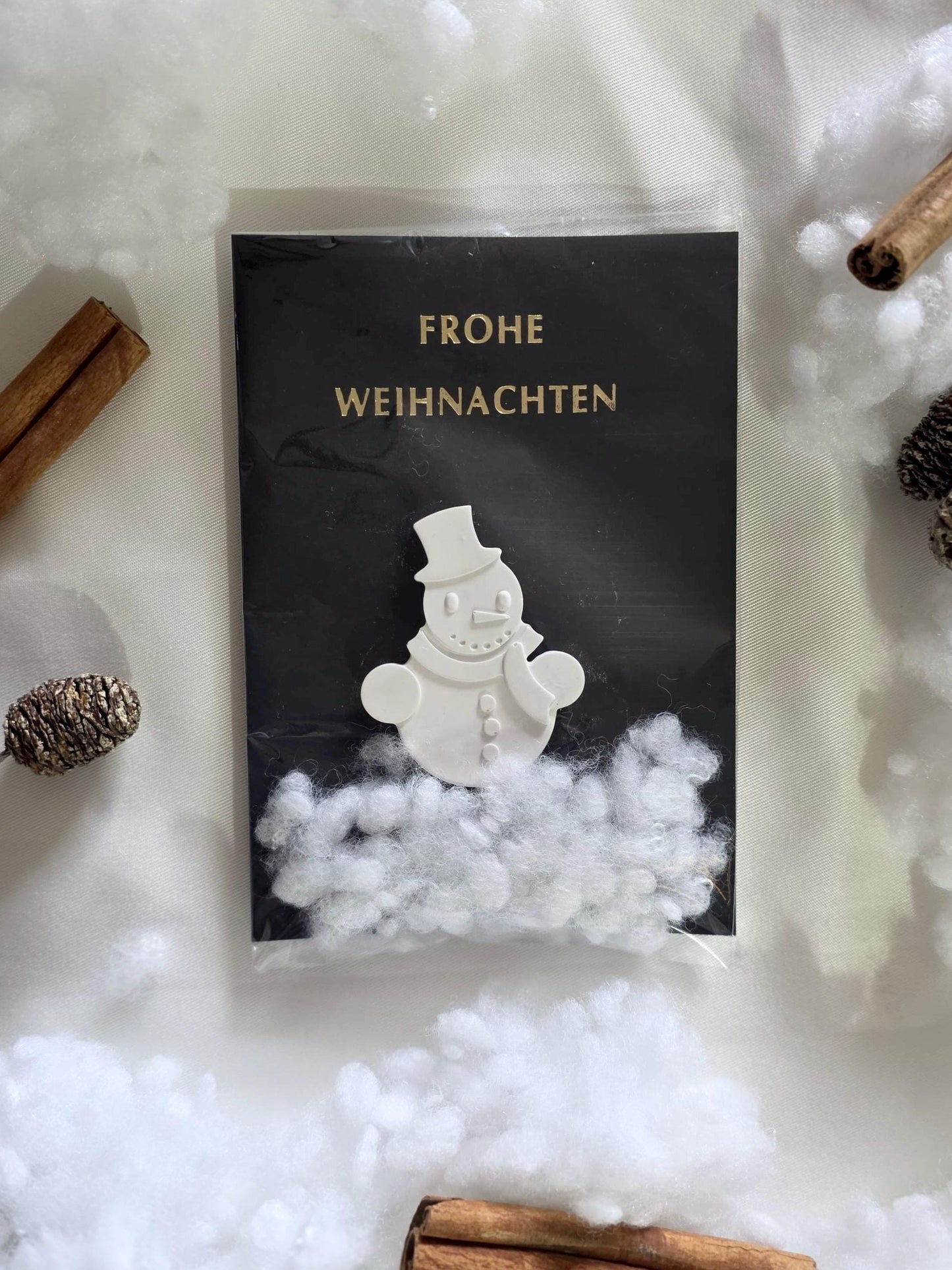 Weihnachtskarte A6 schwarz-gold mit goldener Prägung und Schneemann-Figur