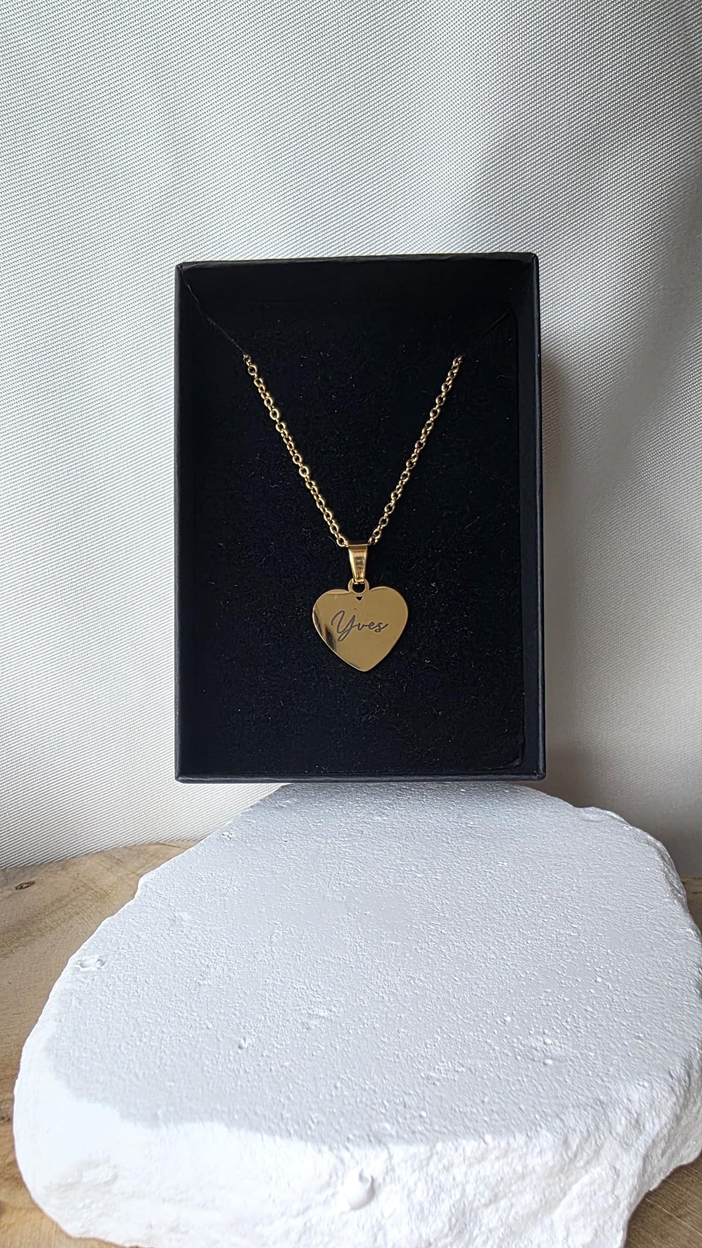 Herzanhänger Kette Gold aus Edelstahl | Personalisiert mit Name oder Datum | Geschenk zu Weihnachten für Freundin, Frau oder Jahrestag