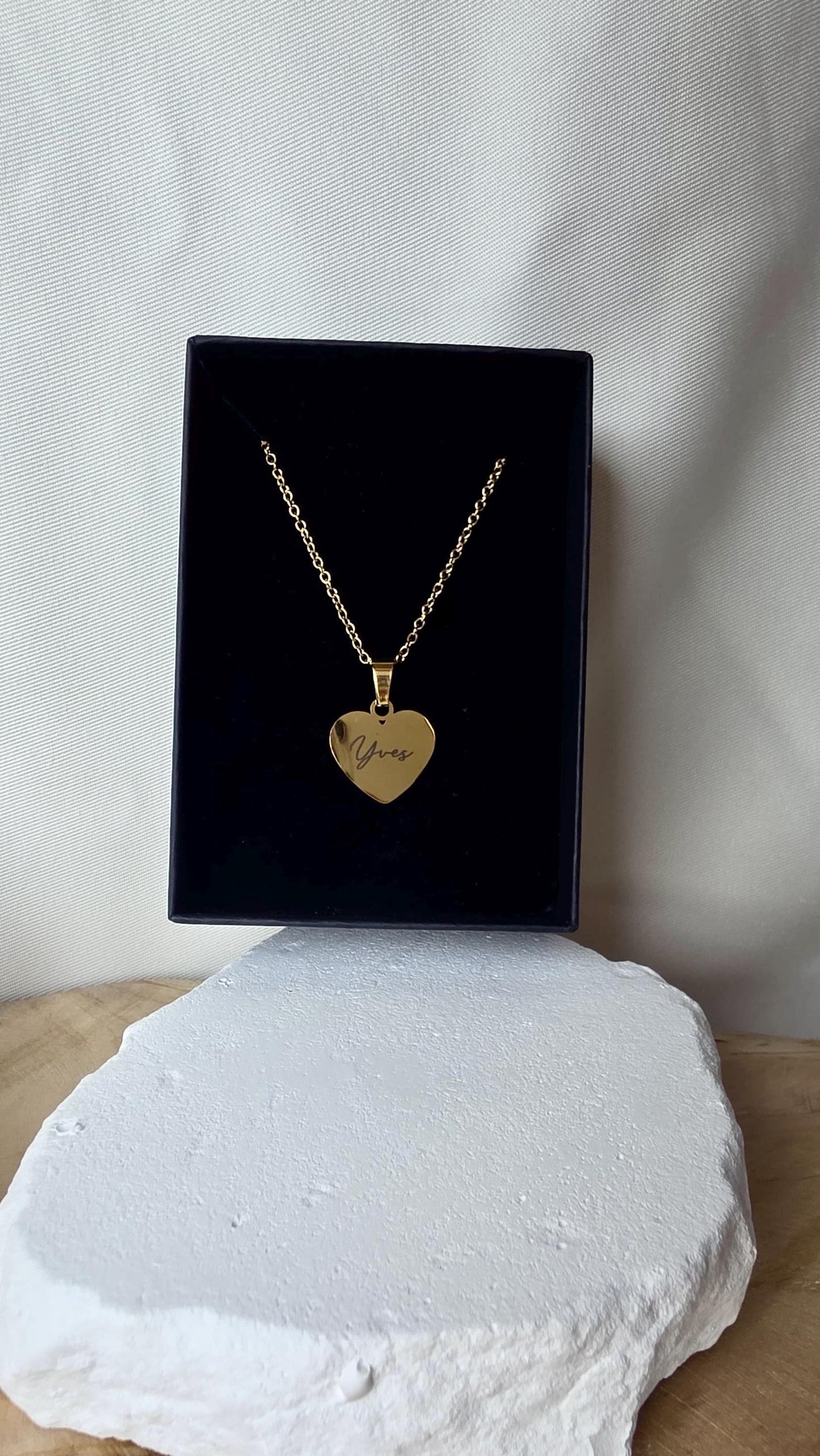 Herzanhänger Kette Gold aus Edelstahl | Personalisiert mit Name oder Datum | Geschenk zu Weihnachten für Freundin, Frau oder Jahrestag