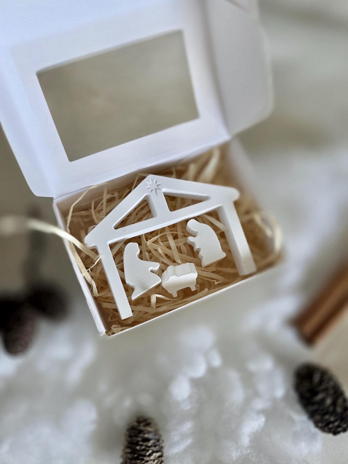 Mini Krippe to go | Handgefertigte Krippe aus Gießmasse | personalisierter Anhänger | Set mit Maria, Josef & Jesus | Variante mit Tieren