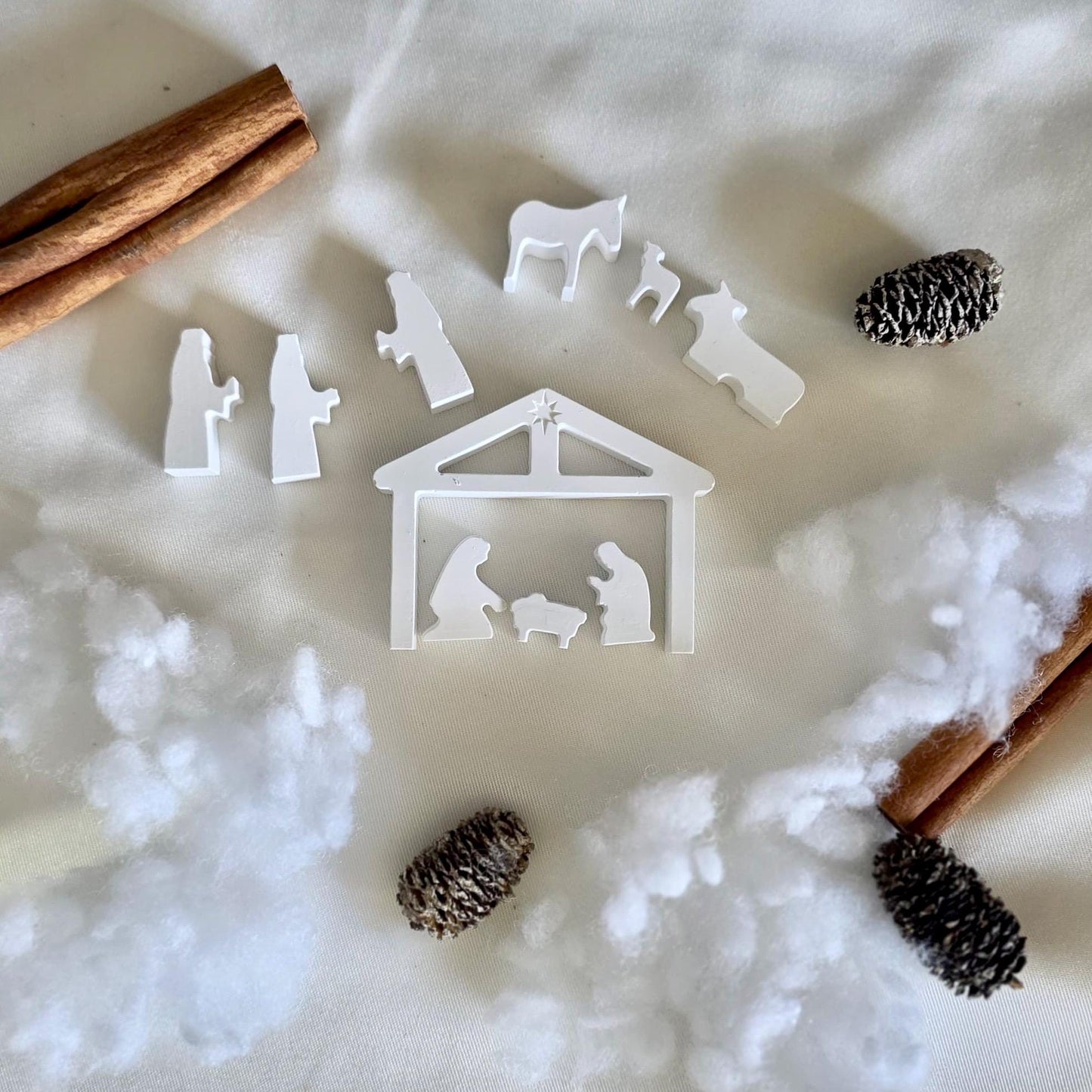 Mini Krippe to go | Handgefertigte Krippe aus Gießmasse | personalisierter Anhänger | Set mit Maria, Josef & Jesus | Variante mit Tieren