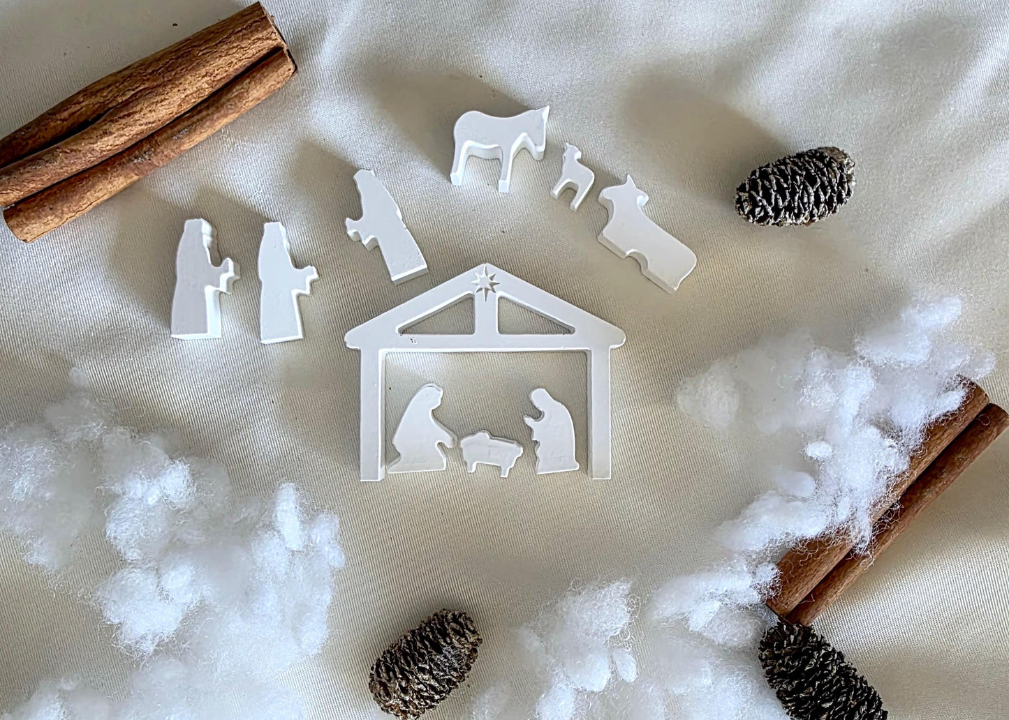 Mini Krippe to go | Handgefertigte Krippe aus Gießmasse | personalisierter Anhänger | Set mit Maria, Josef & Jesus | Variante mit Tieren