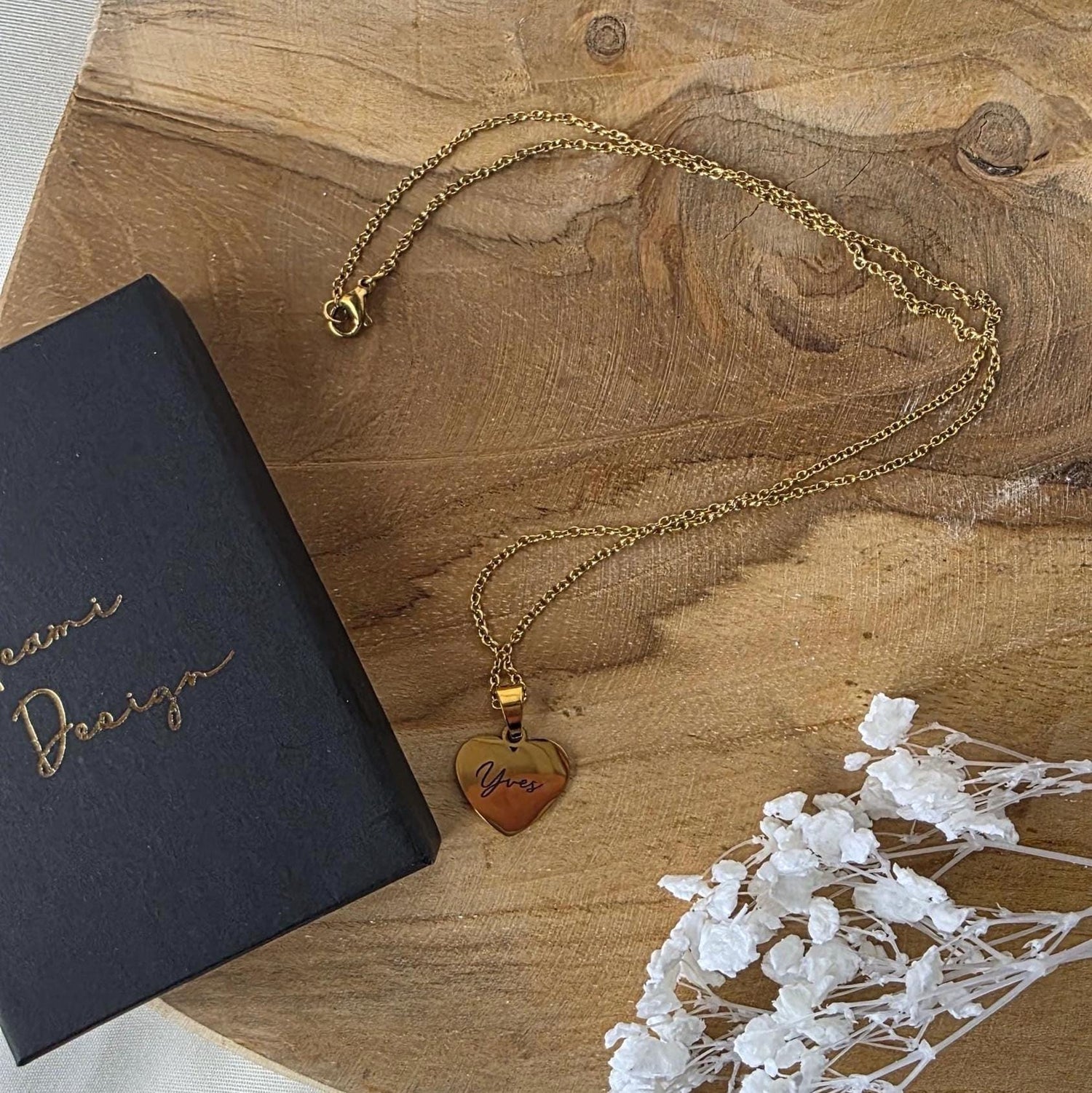 Schmuckstücke: elegante Edelstahl-Ringe, Armkettchen und Ketten mit Gravur Kollektion Schmuck: moderne, zeitlose Designs – ideal zum Verschenken