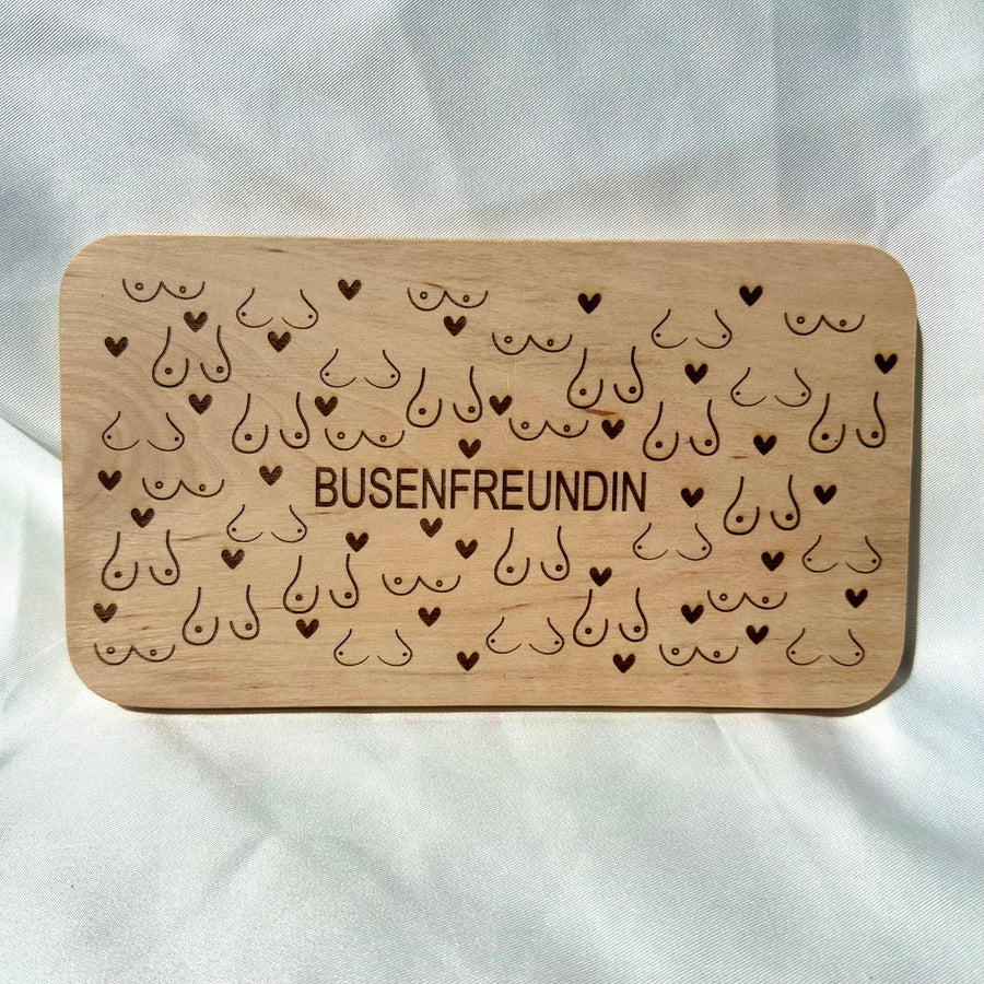 Frühstücksbrett Buche „BUSENFREUNDIN“ – lasergraviert