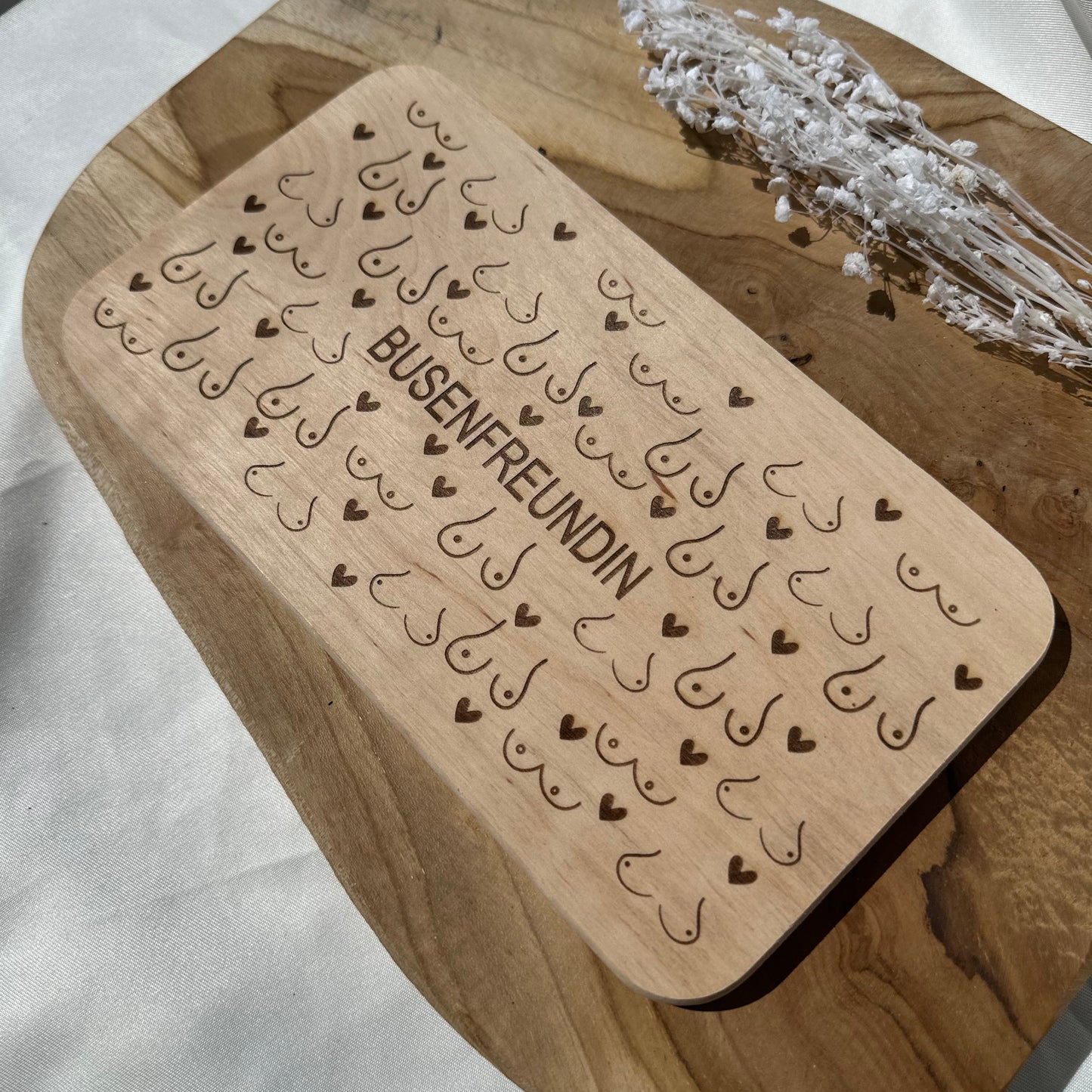 Frühstücksbrett Buche „BUSENFREUNDIN“ – lasergraviert