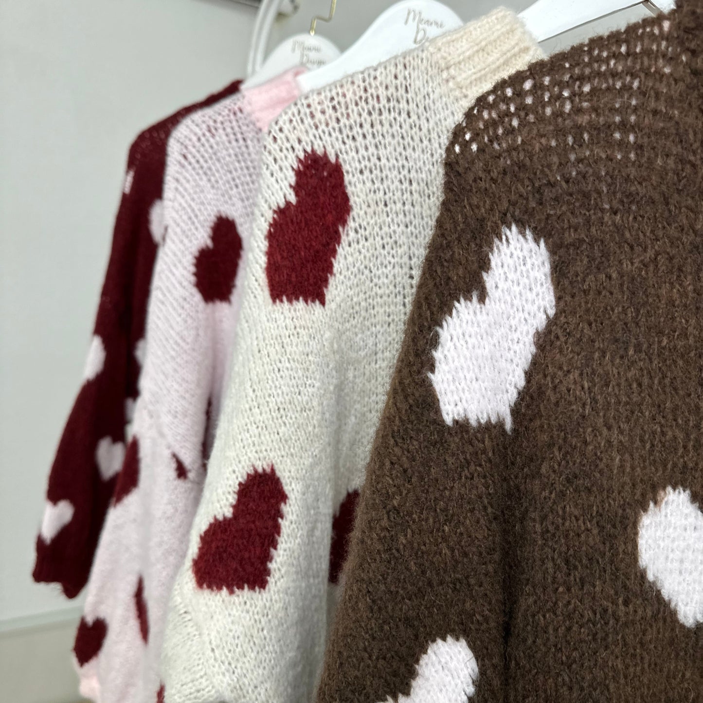 Oversize Strickcardigan Schokoladenbraun mit cremefarbenen Herzen – Kuschelig & stylisch