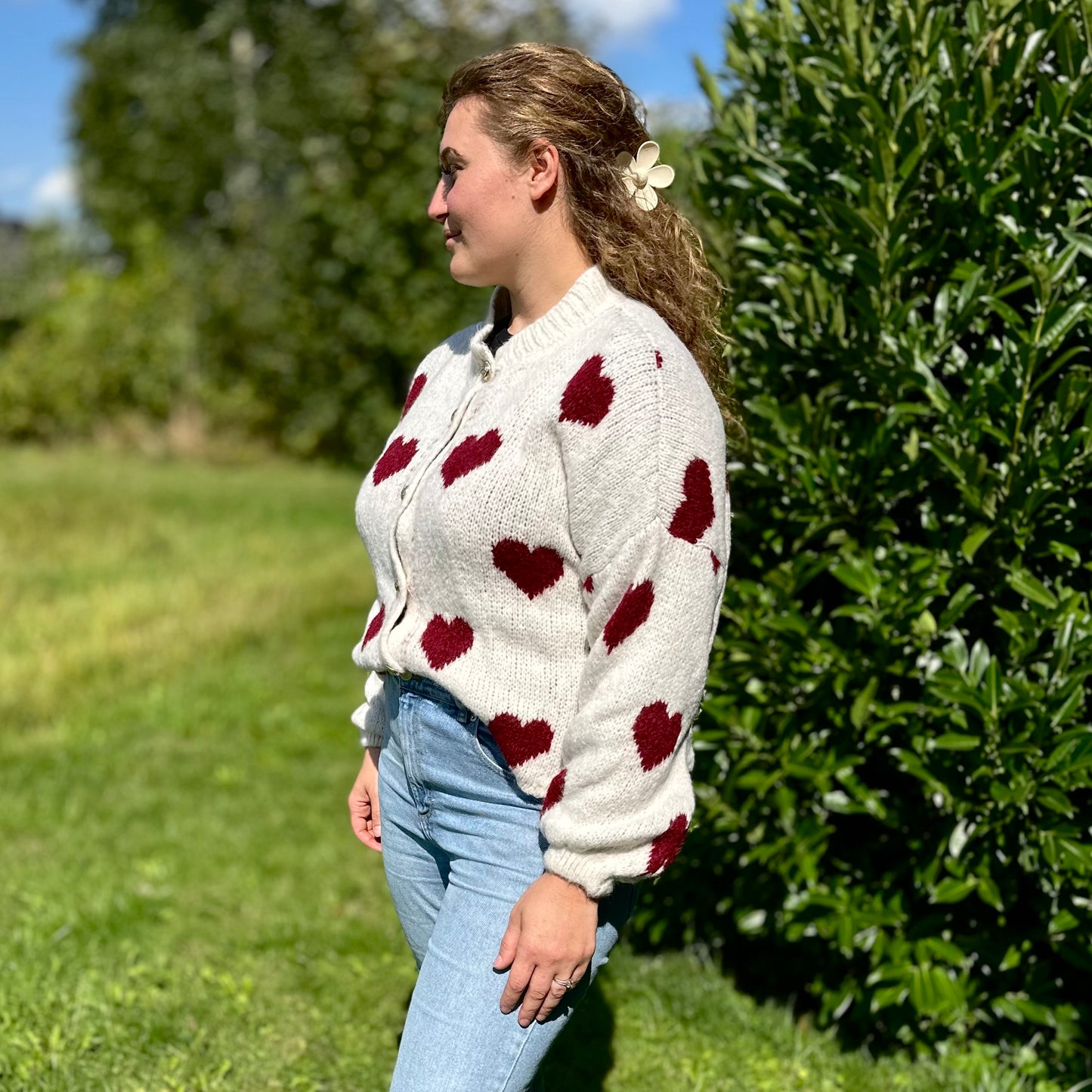 Weißer Herz Cardigan Damen – Oversized Strickjacke mit roten Herzen
