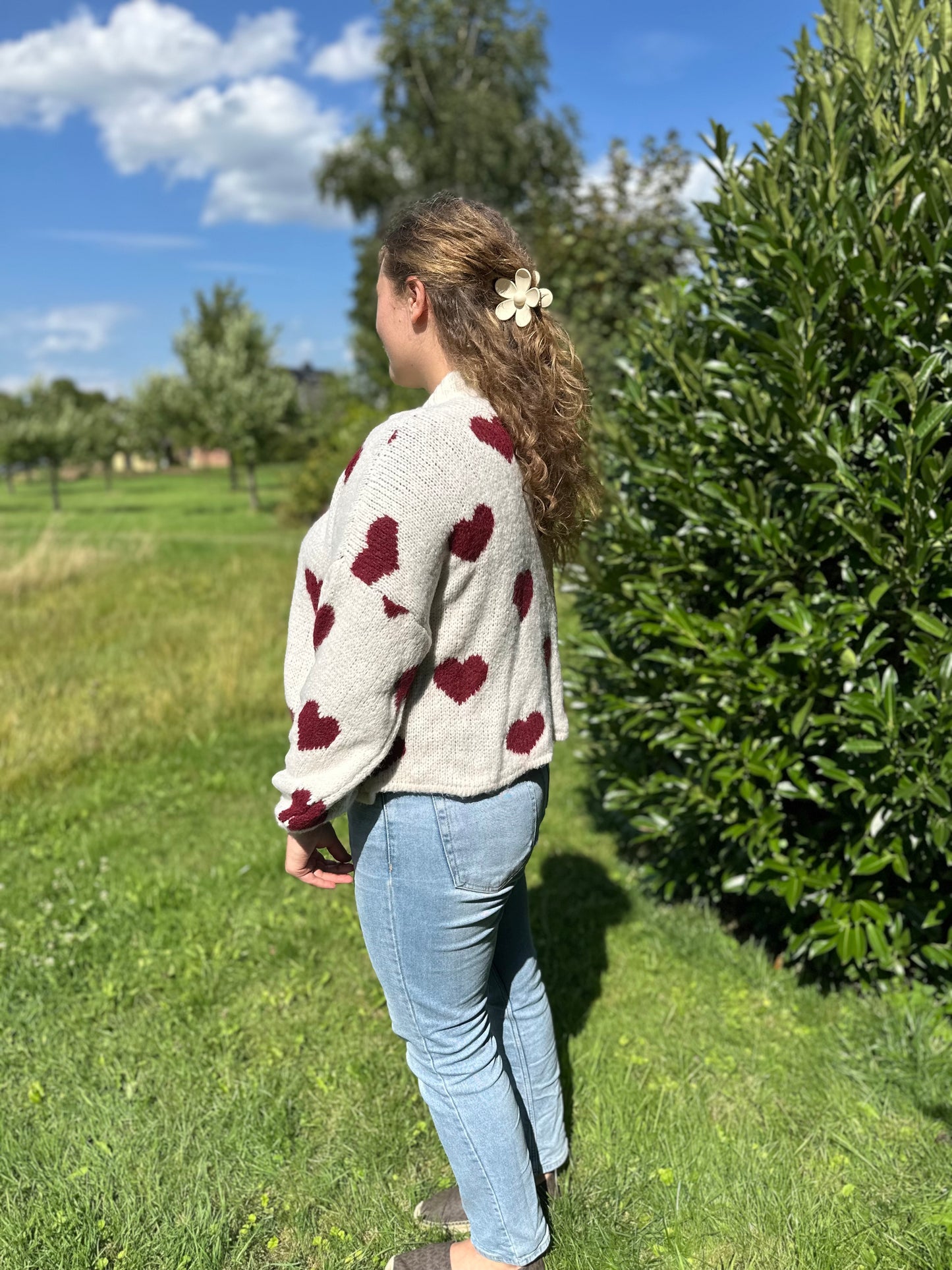 Weißer Herz Cardigan Damen – Oversized Strickjacke mit roten Herzen