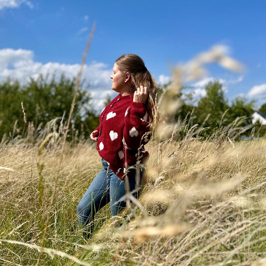 Bordeauxroter Herz Cardigan Damen – Oversized Strickjacke mit Herzmuster
