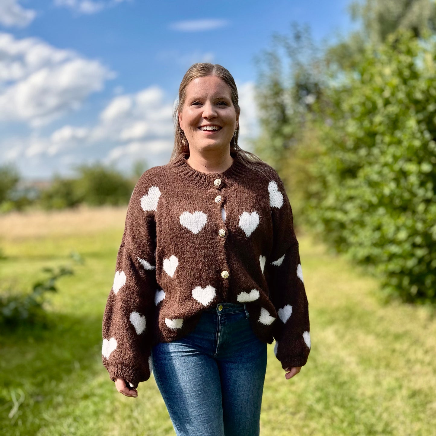Oversize Strickcardigan Schokoladenbraun mit cremefarbenen Herzen – Kuschelig & stylisch