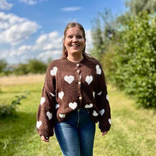 Oversize Strickcardigan Schokoladenbraun mit cremefarbenen Herzen – Kuschelig & stylisch