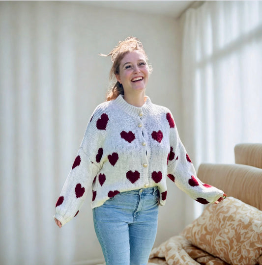 Weißer Herz Cardigan Damen – Oversized Strickjacke mit roten Herzen