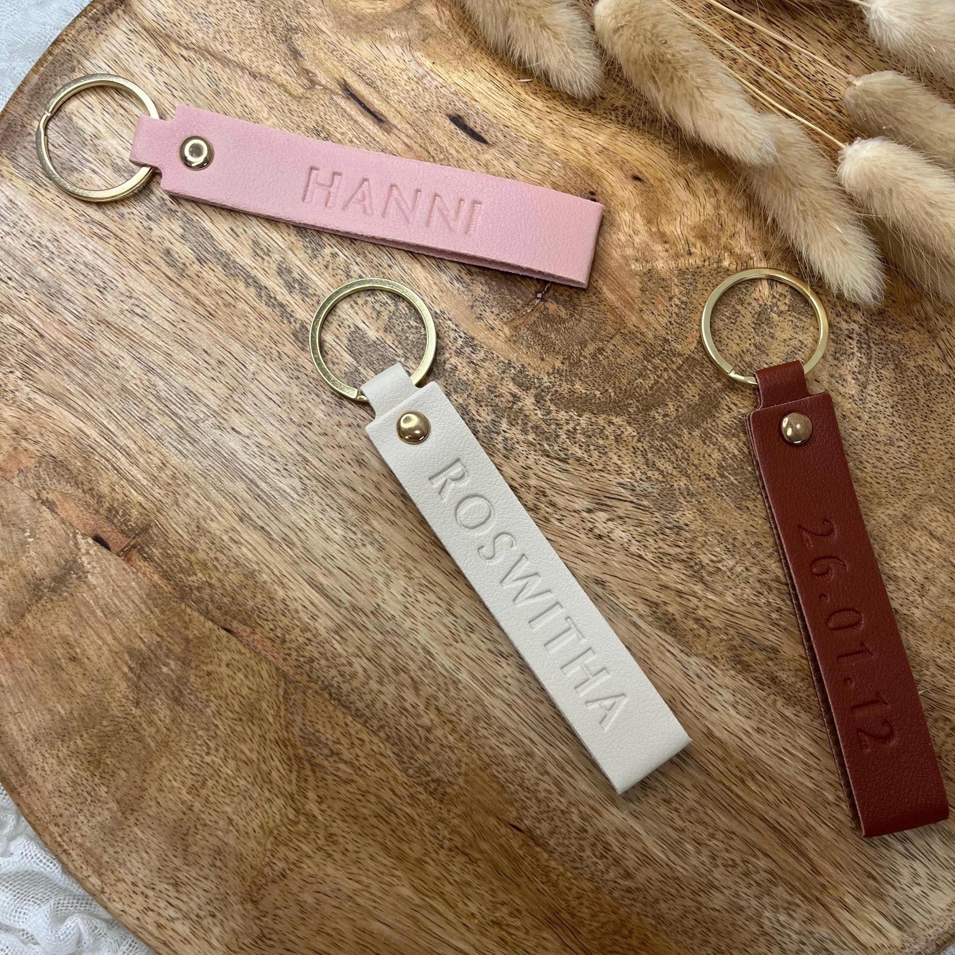 Schlüsselanhänger mit Name Datum personalisiert Mitbringsel Hochzeit Geburtstag Muttertag Vatertag Valentinstag Geschenk Taschenanhänger