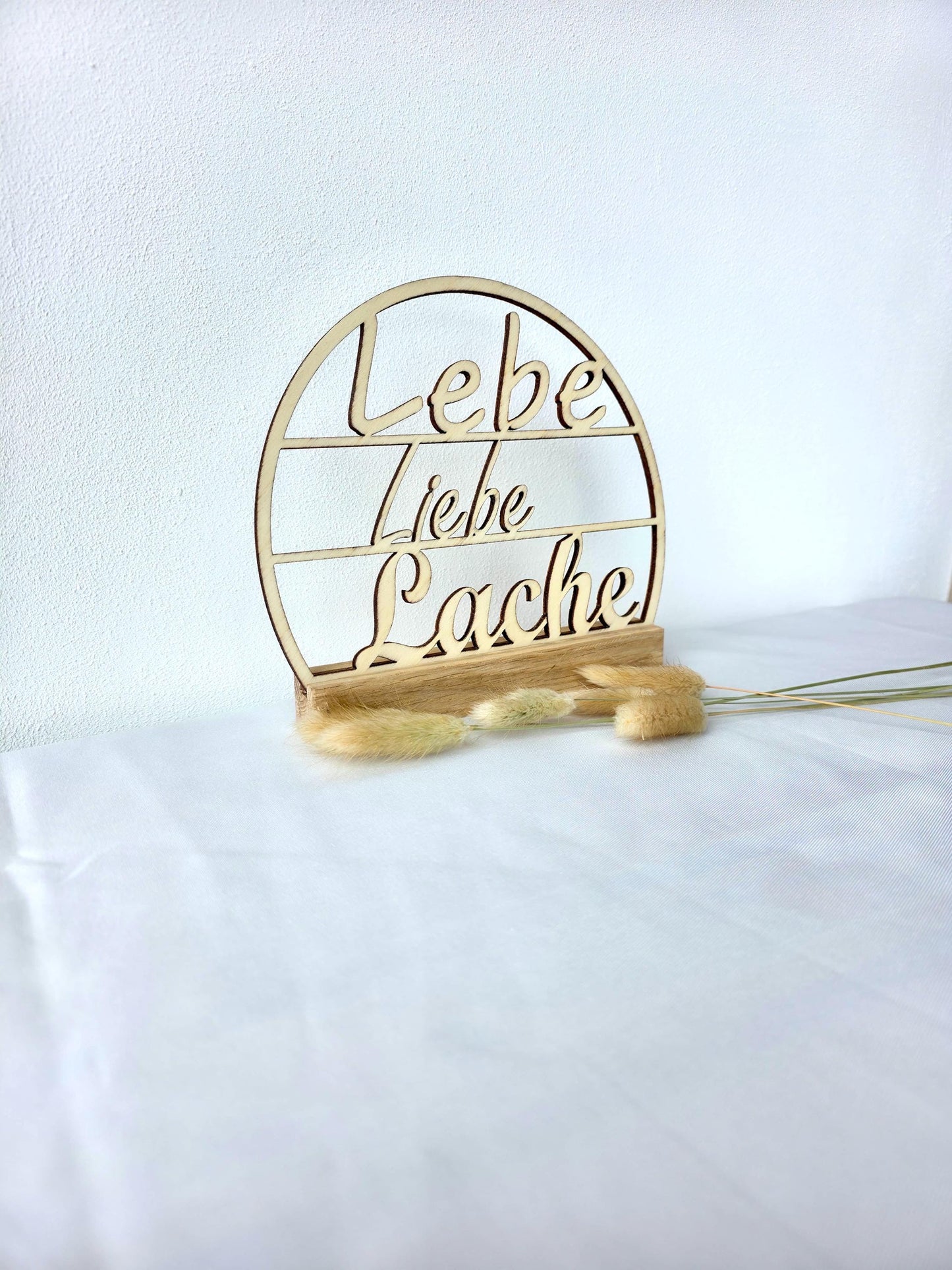 Deko Holzschild Rund Dekoidee Tischdeko Holz Geschenk Deko Schriftzug Holz Naturdeko Holzschild gelastert Deko mit Spruch Lebe Liebe Lache