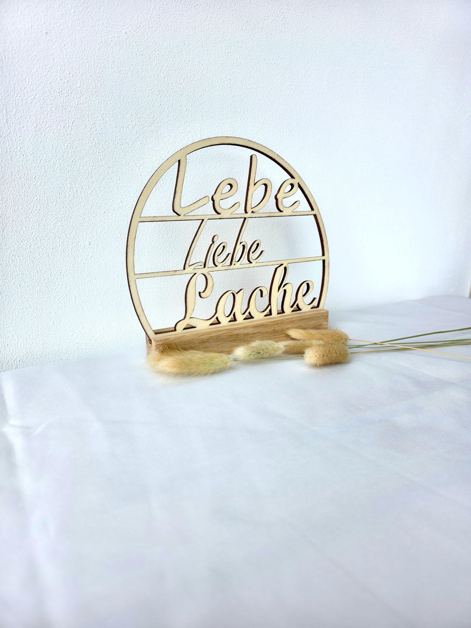 Deko Holzschild Rund Dekoidee Tischdeko Holz Geschenk Deko Schriftzug Holz Naturdeko Holzschild gelastert Deko mit Spruch Lebe Liebe Lache