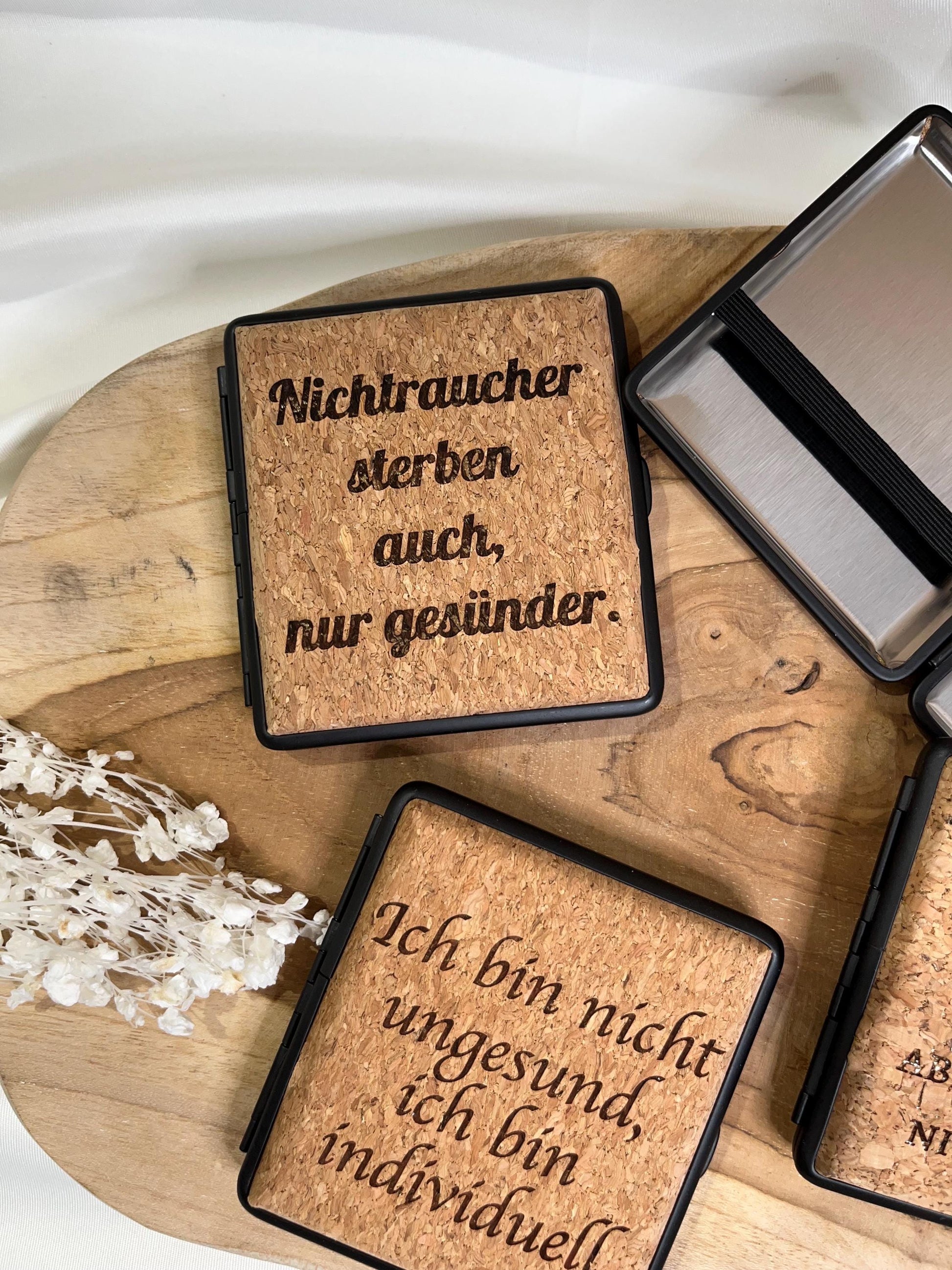 Personalisierbares Zigarettenetui zu Weihnachten – schwarz/Kork, innen silber – Geschenk für Raucher – Wunschtext/Spruch, Gravur beidseitig