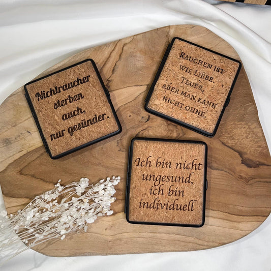Personalisierbares Zigarettenetui zu Weihnachten – schwarz/Kork, innen silber – Geschenk für Raucher – Wunschtext/Spruch, Gravur beidseitig