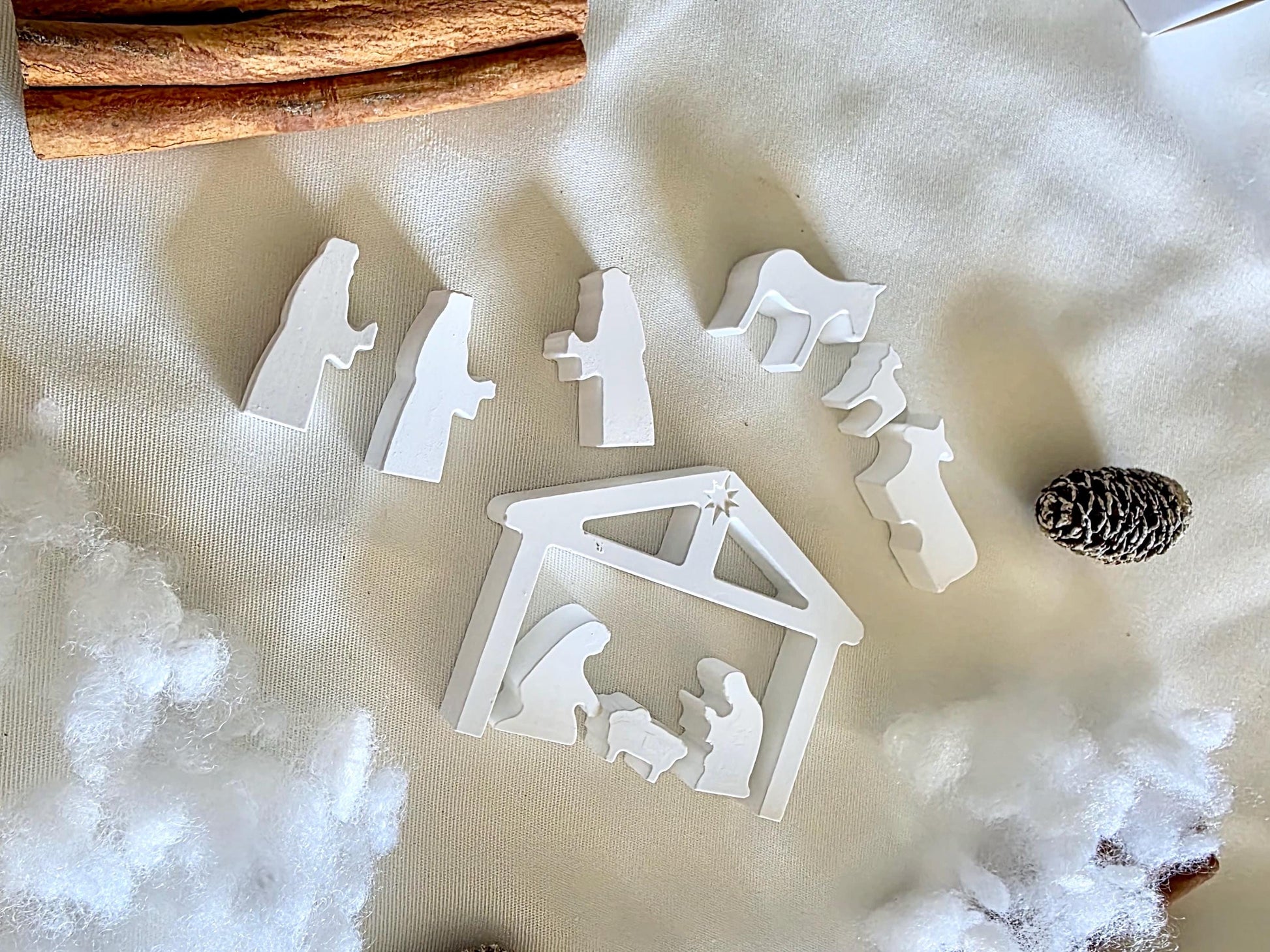 Mini Krippe to go | Handgefertigte Krippe aus Gießmasse | personalisierter Anhänger | Set mit Maria, Josef & Jesus | Variante mit Tieren