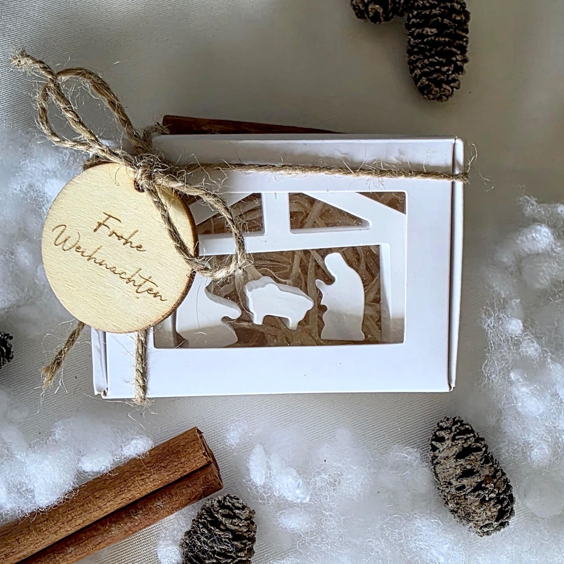 Mini Krippe to go | Handgefertigte Krippe aus Gießmasse | personalisierter Anhänger | Set mit Maria, Josef & Jesus | Variante mit Tieren