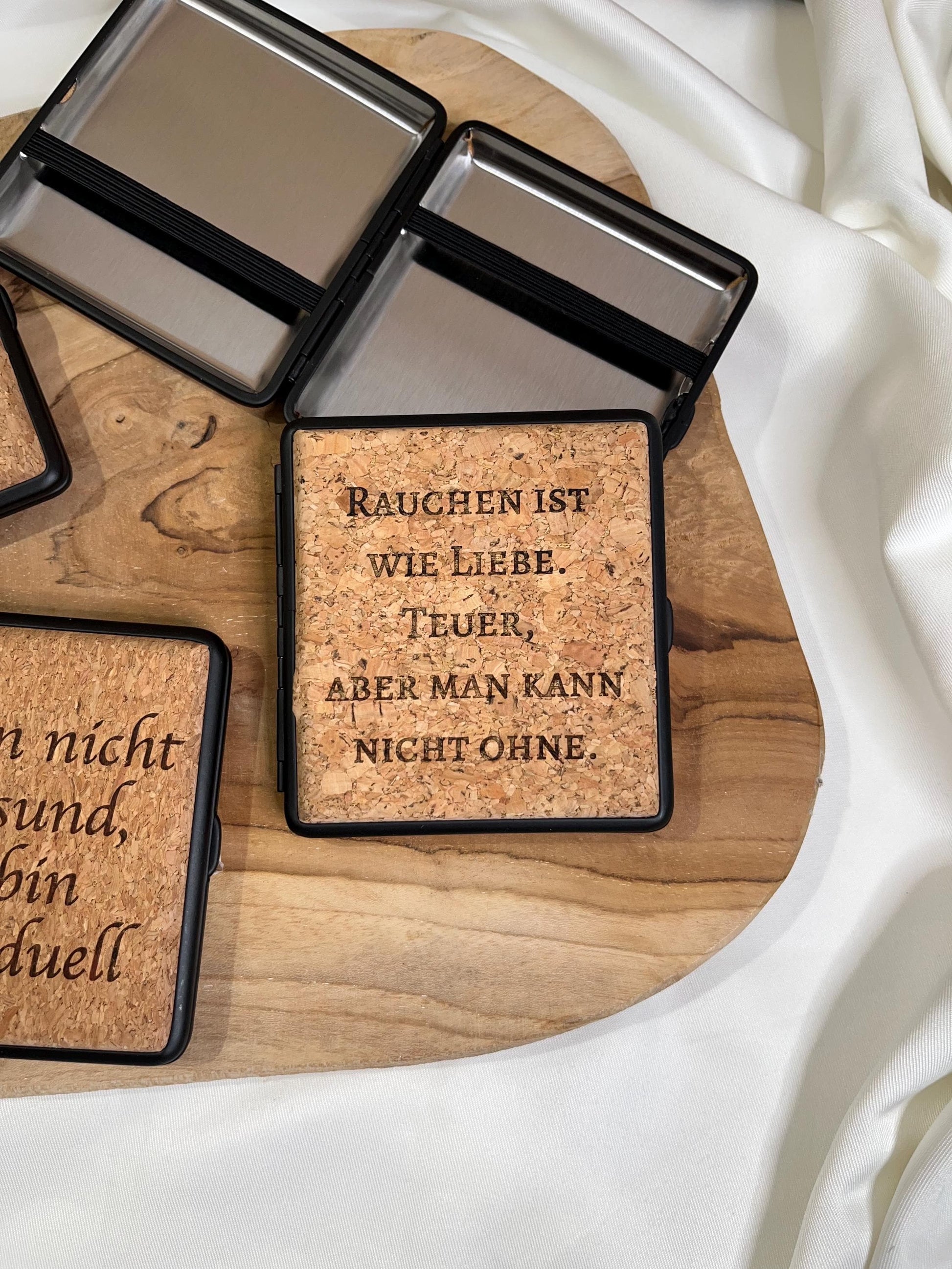 Personalisierbares Zigarettenetui zu Weihnachten – schwarz/Kork, innen silber – Geschenk für Raucher – Wunschtext/Spruch, Gravur beidseitig