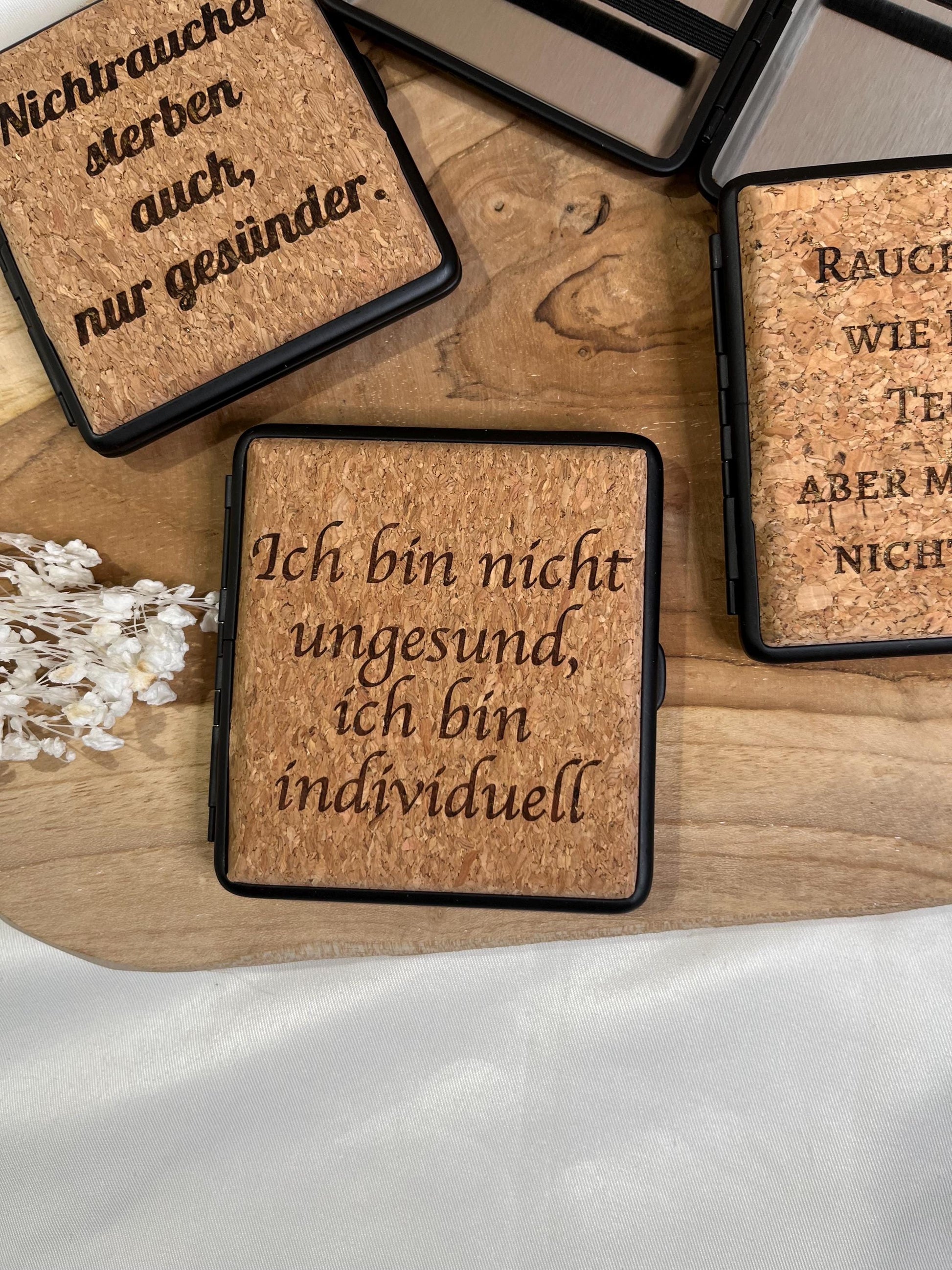Personalisierbares Zigarettenetui zu Weihnachten – schwarz/Kork, innen silber – Geschenk für Raucher – Wunschtext/Spruch, Gravur beidseitig