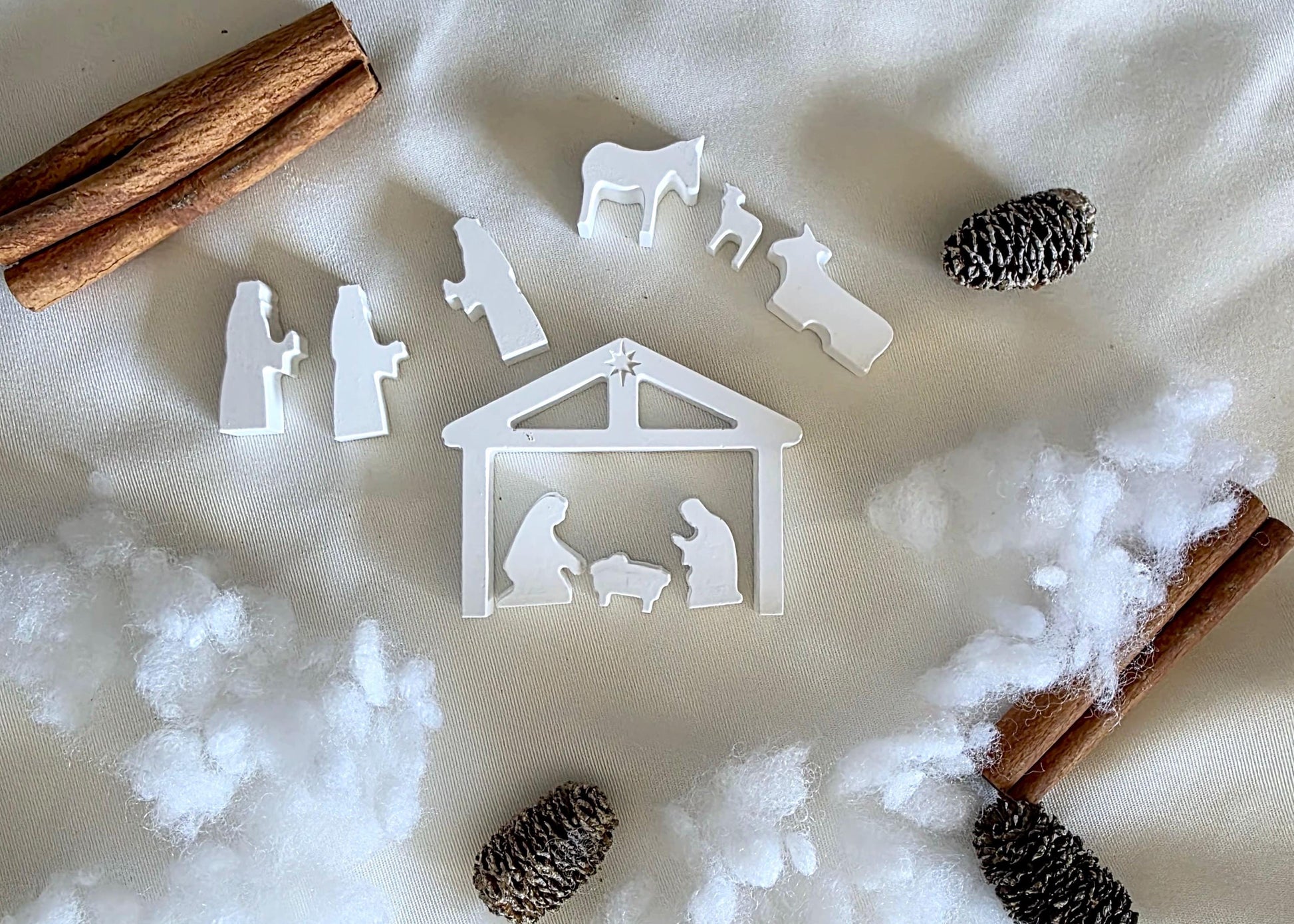Mini Krippe to go | Handgefertigte Krippe aus Gießmasse | personalisierter Anhänger | Set mit Maria, Josef & Jesus | Variante mit Tieren