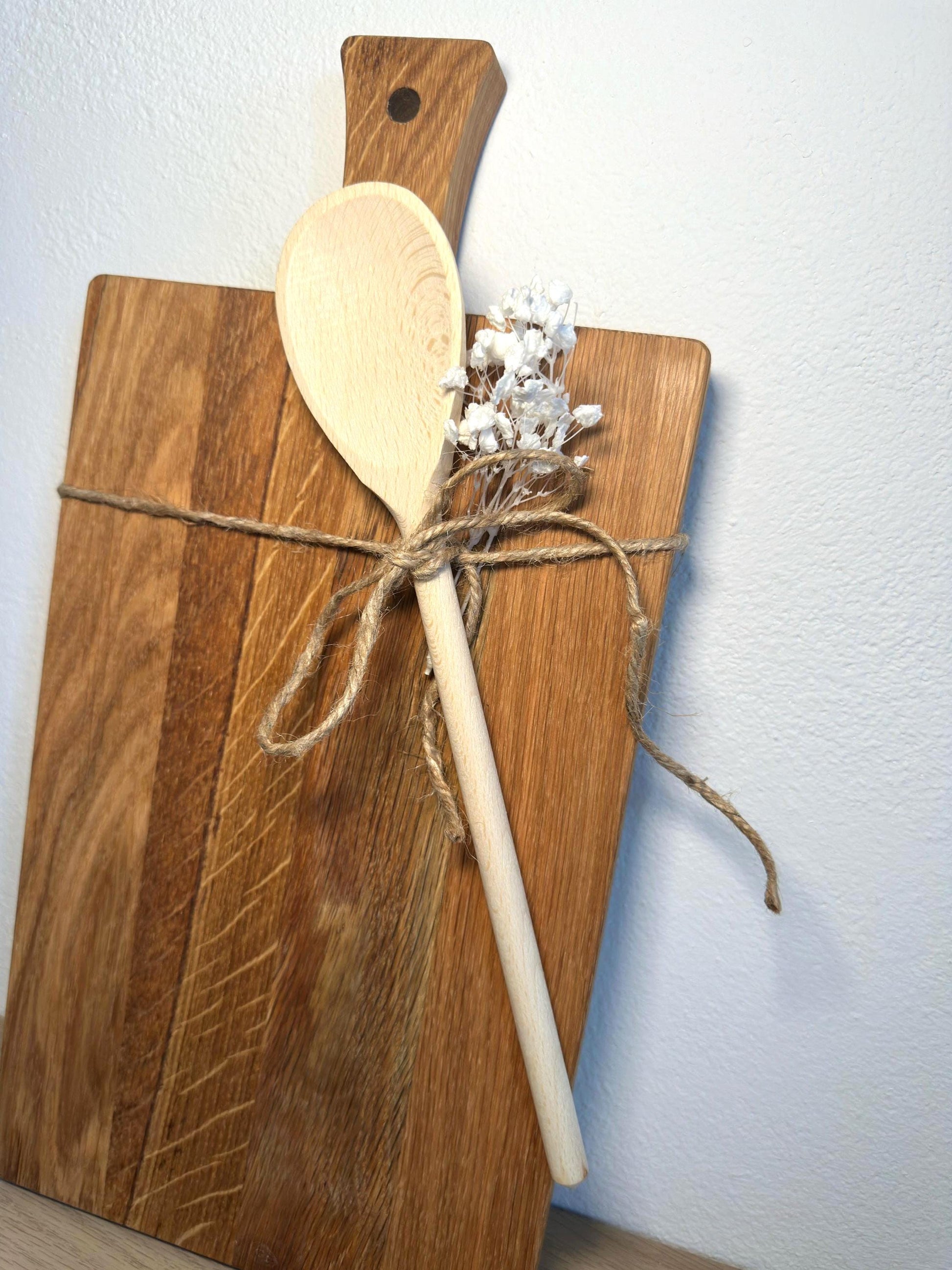 Personalisiertes Schneidebrett Eiche mit Griff & Kochlöffel | Geschenk Hochzeit, Einzug, Pärchen | Gravur „Gemeinsam Kochen Leben Glücklich“