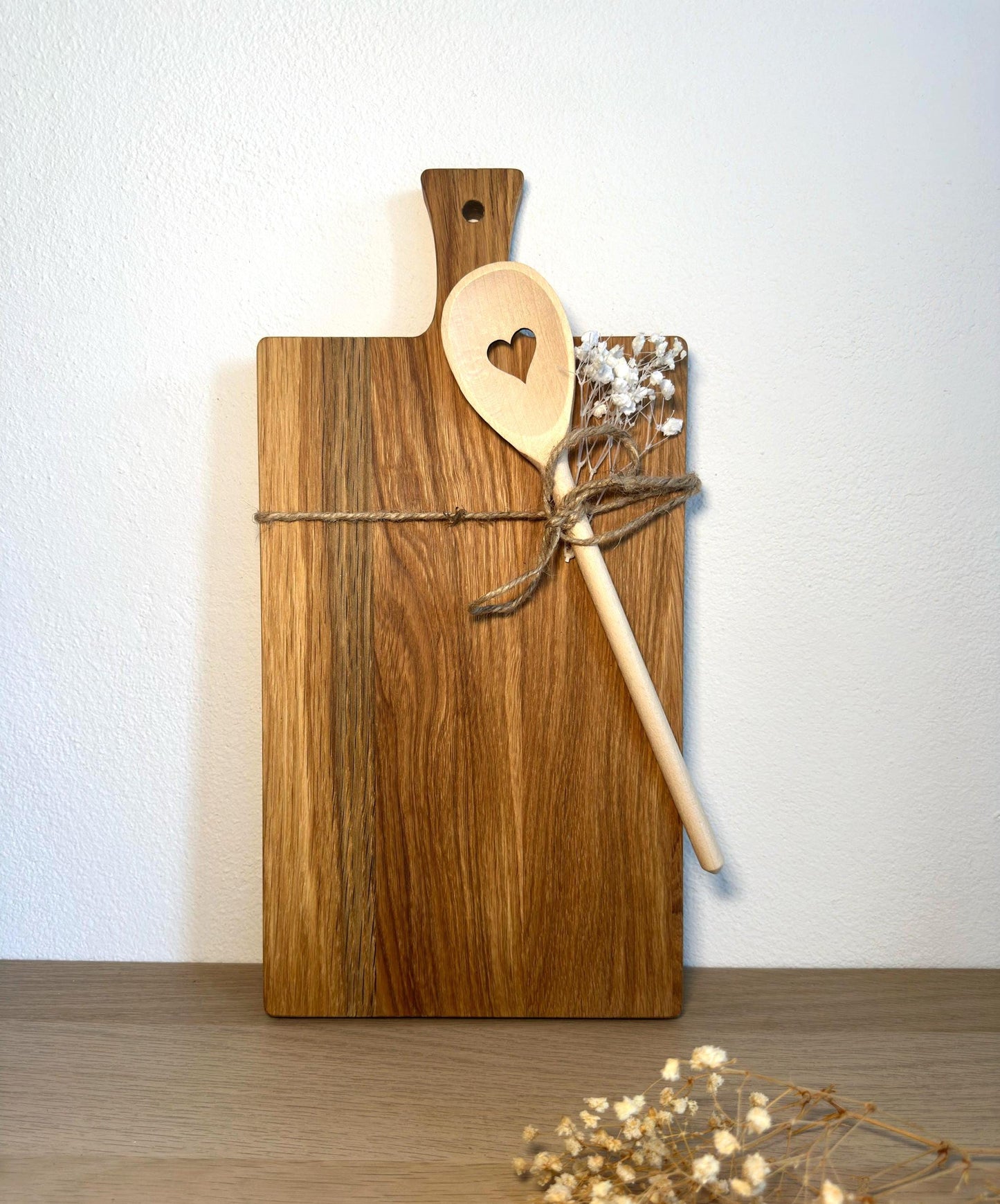 Personalisiertes Schneidebrett Eiche mit Griff & Kochlöffel | Geschenk Hochzeit, Einzug, Pärchen | Gravur „Gemeinsam Kochen Leben Glücklich“