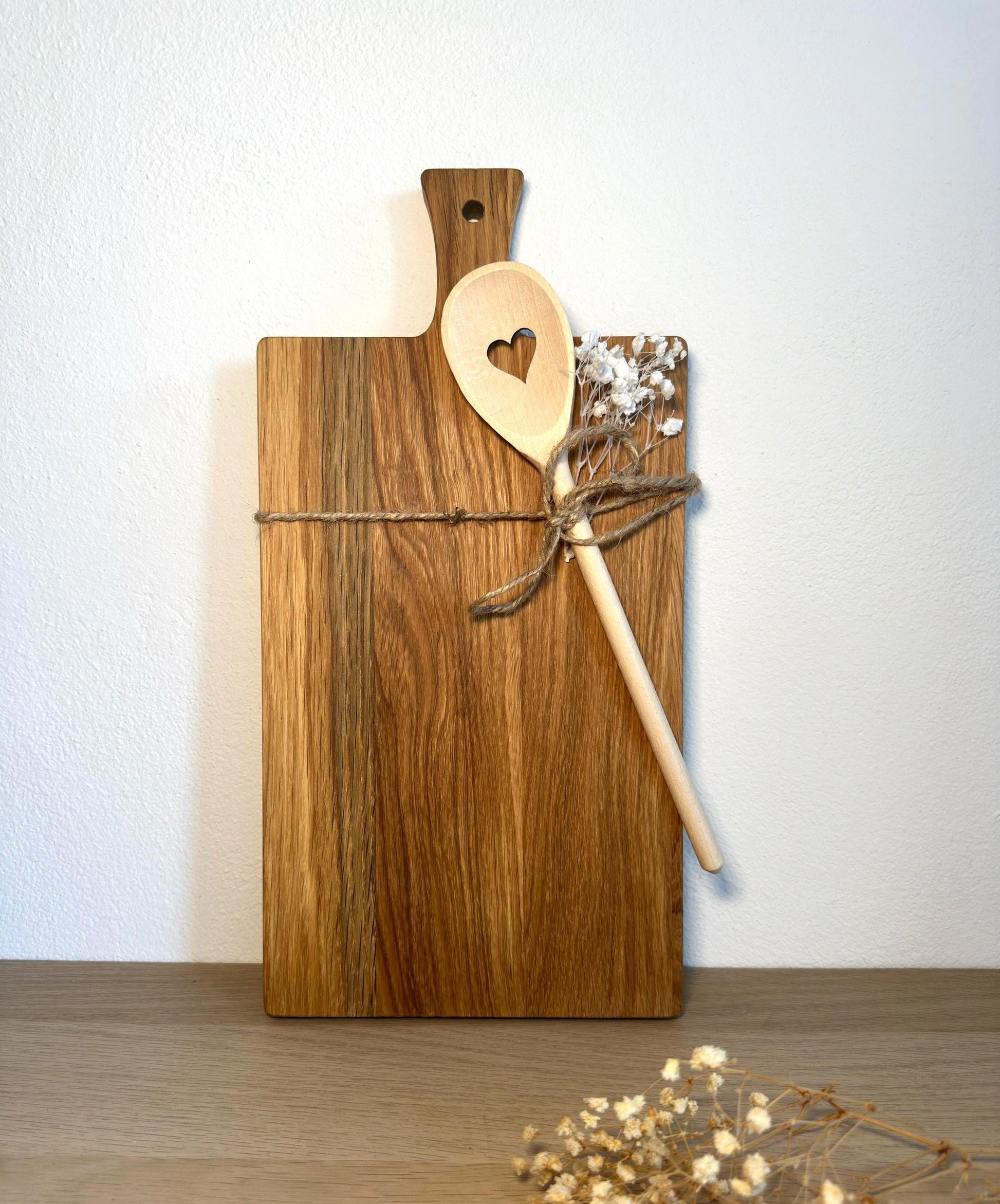Personalisiertes Schneidebrett Eiche mit Griff & Kochlöffel | Geschenk Hochzeit, Einzug, Pärchen | Gravur „Gemeinsam Kochen Leben Glücklich“