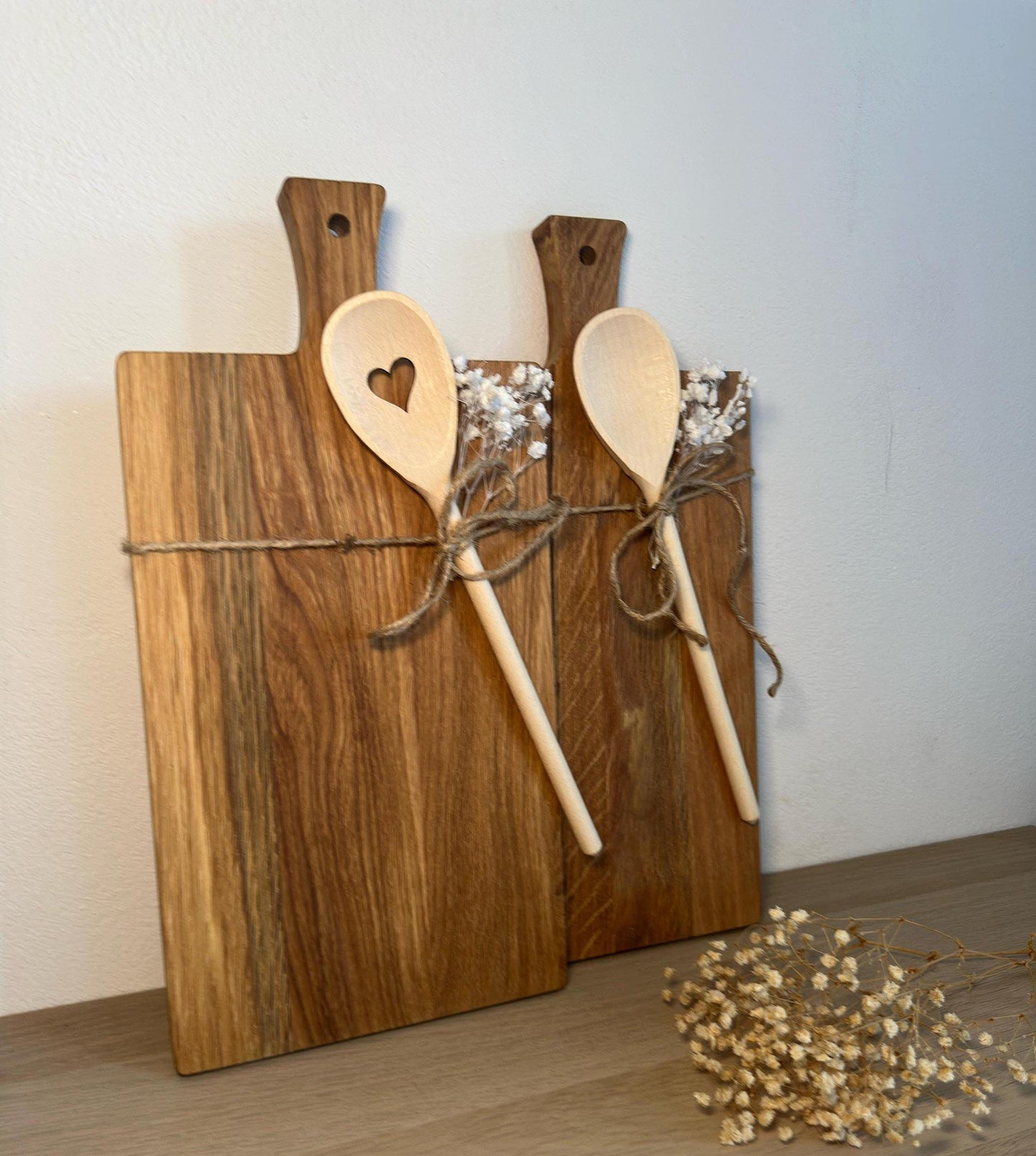 Personalisiertes Schneidebrett Eiche mit Griff & Kochlöffel | Geschenk Hochzeit, Einzug, Pärchen | Gravur „Gemeinsam Kochen Leben Glücklich“