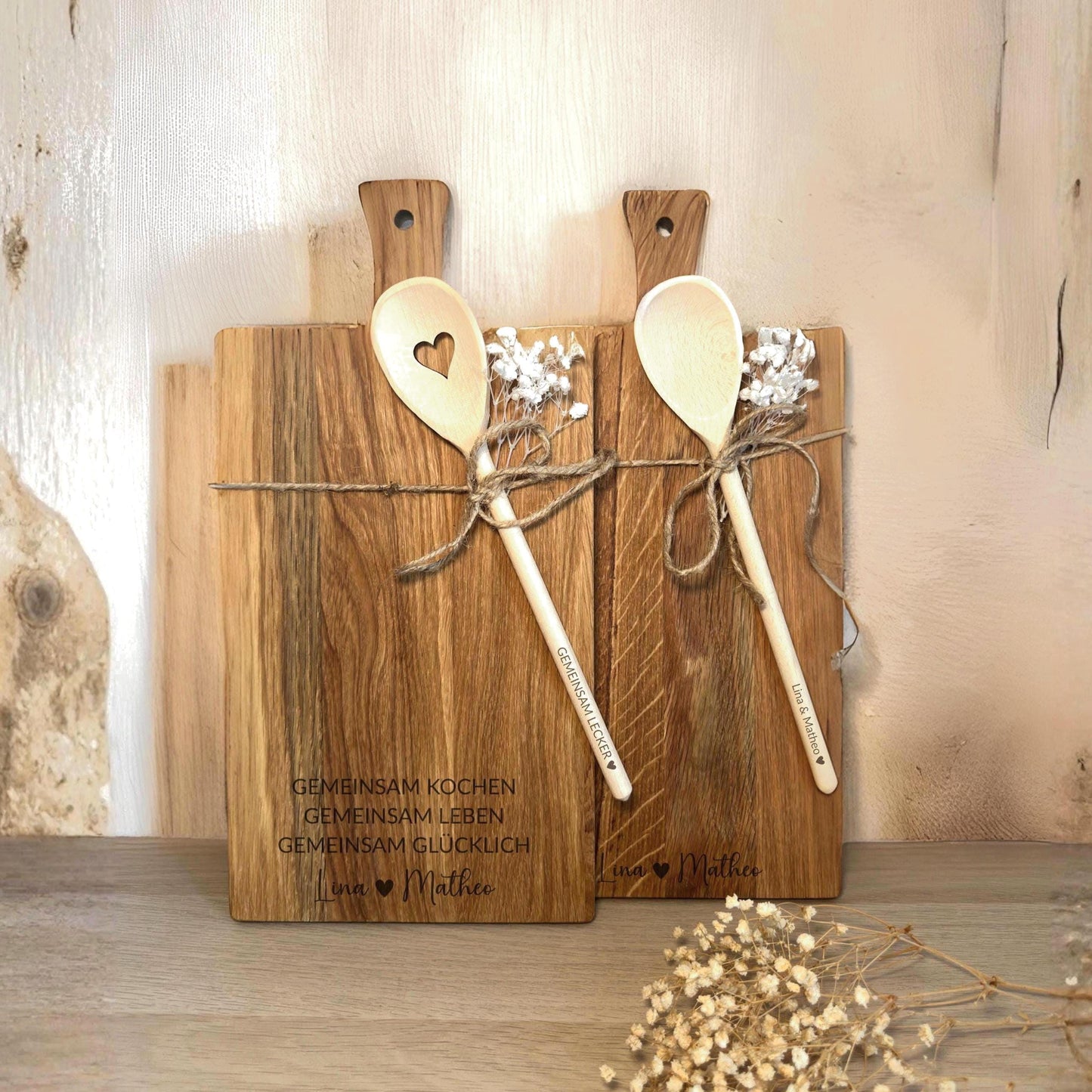 Personalisiertes Schneidebrett Eiche mit Griff & Kochlöffel | Geschenk Hochzeit, Einzug, Pärchen | Gravur „Gemeinsam Kochen Leben Glücklich“