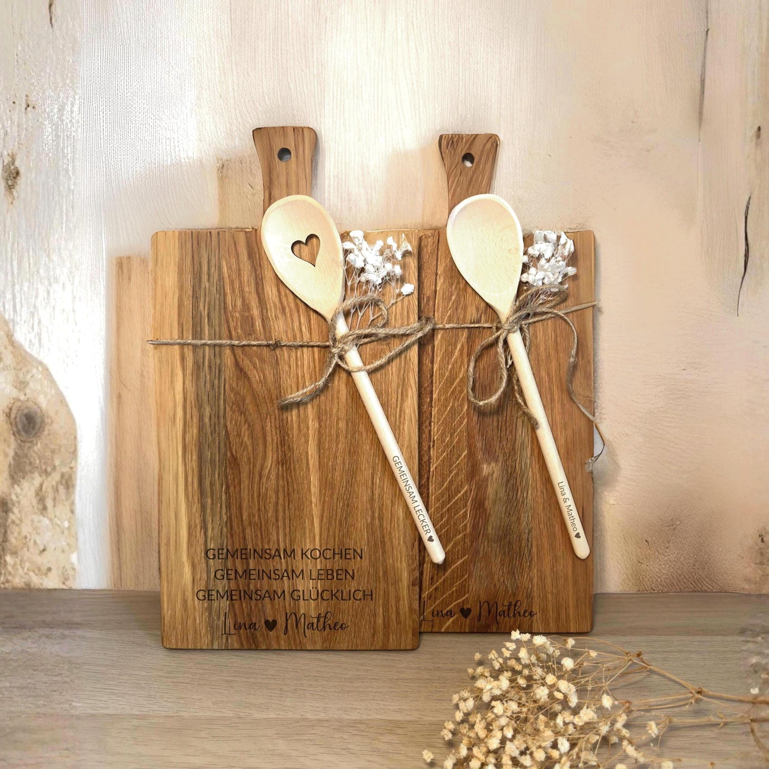 Personalisiertes Schneidebrett Eiche mit Griff & Kochlöffel | Geschenk Hochzeit, Einzug, Pärchen | Gravur „Gemeinsam Kochen Leben Glücklich“
