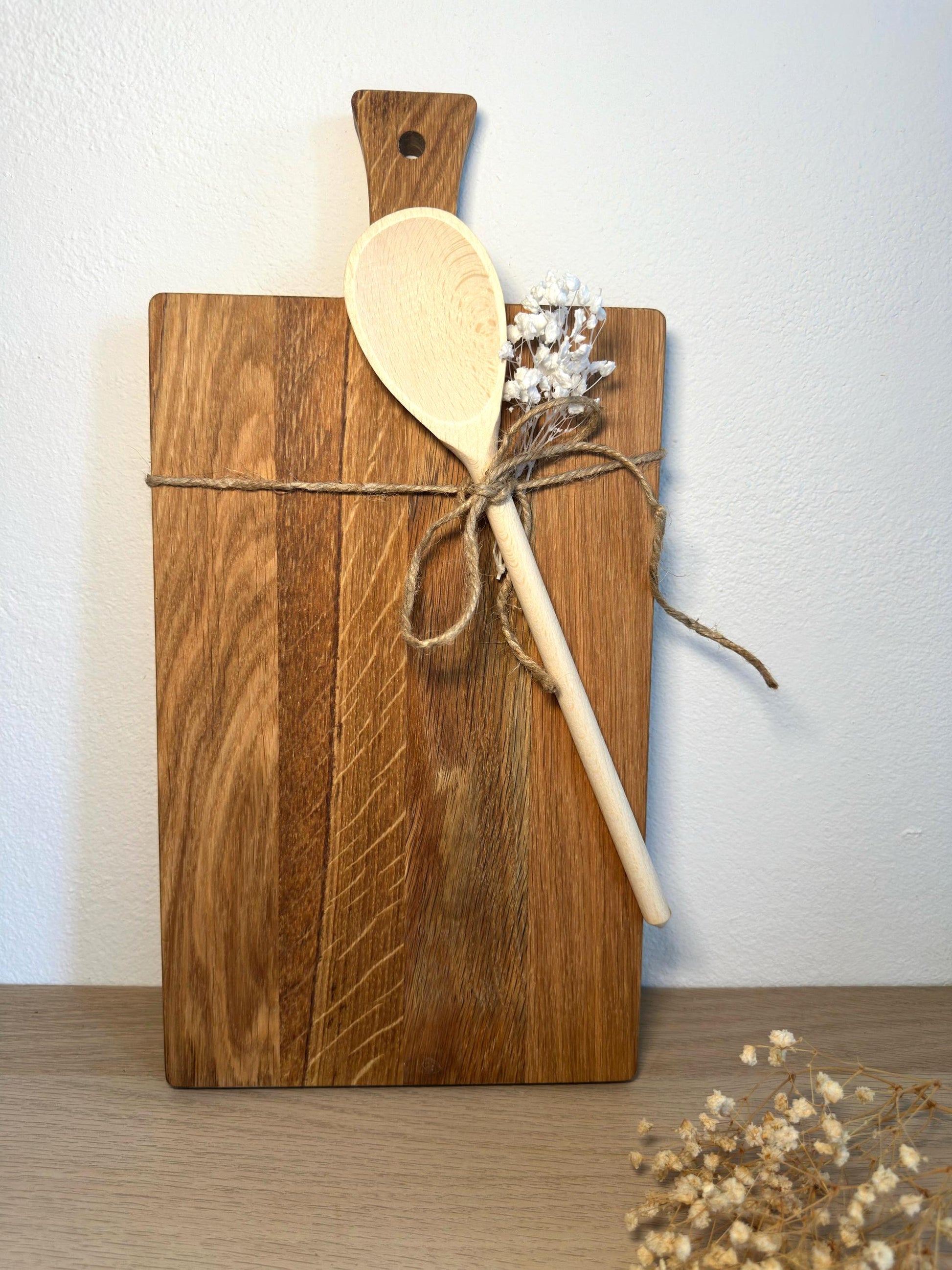 Personalisiertes Schneidebrett Eiche mit Griff & Kochlöffel | Geschenk Hochzeit, Einzug, Pärchen | Gravur „Gemeinsam Kochen Leben Glücklich“