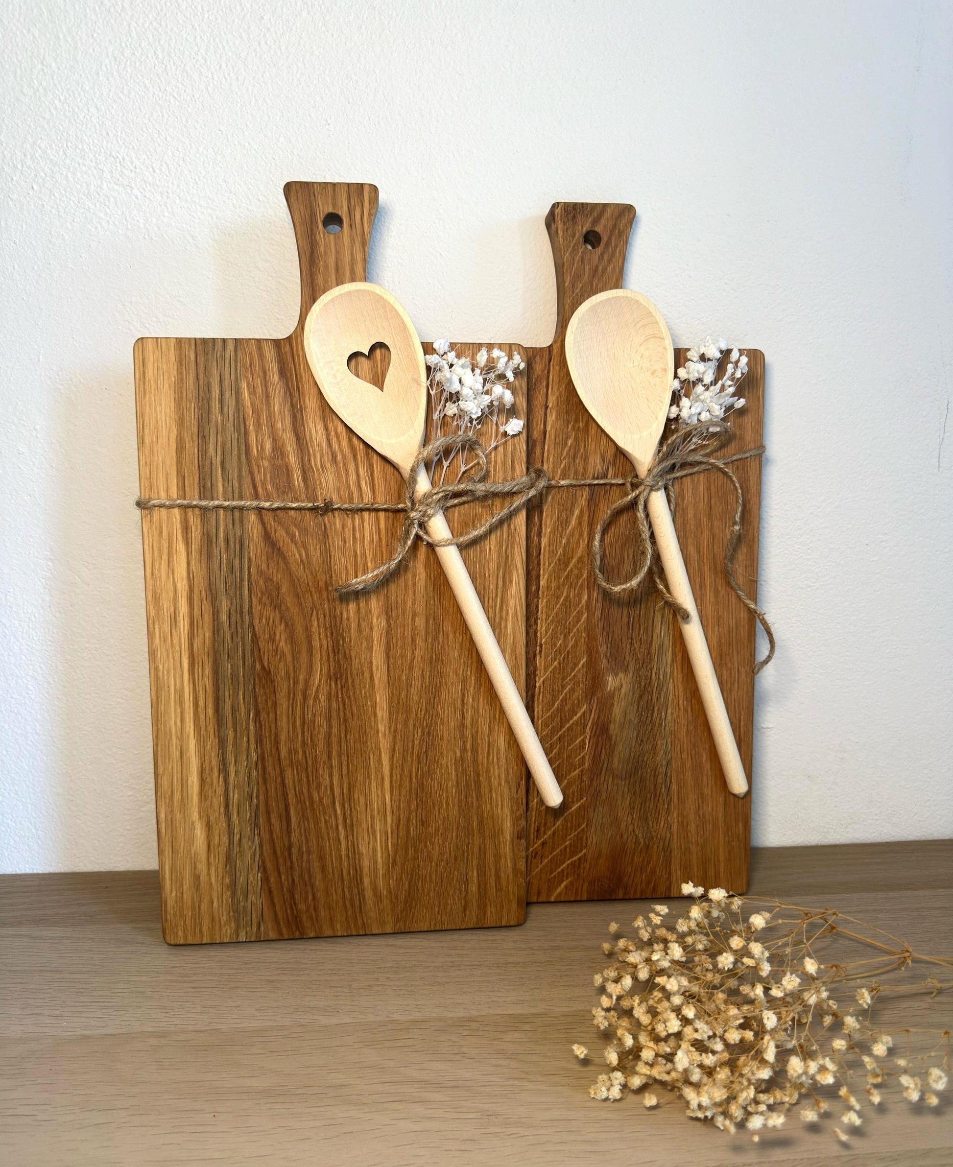 Personalisiertes Schneidebrett Eiche mit Griff & Kochlöffel | Geschenk Hochzeit, Einzug, Pärchen | Gravur „Gemeinsam Kochen Leben Glücklich“
