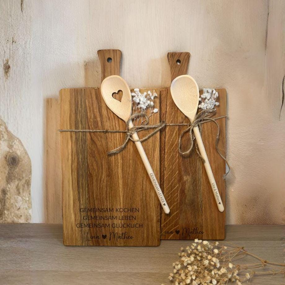 Personalisiertes Schneidebrett Eiche mit Griff & Kochlöffel | Geschenk Hochzeit, Einzug, Pärchen | Gravur „Gemeinsam Kochen Leben Glücklich“