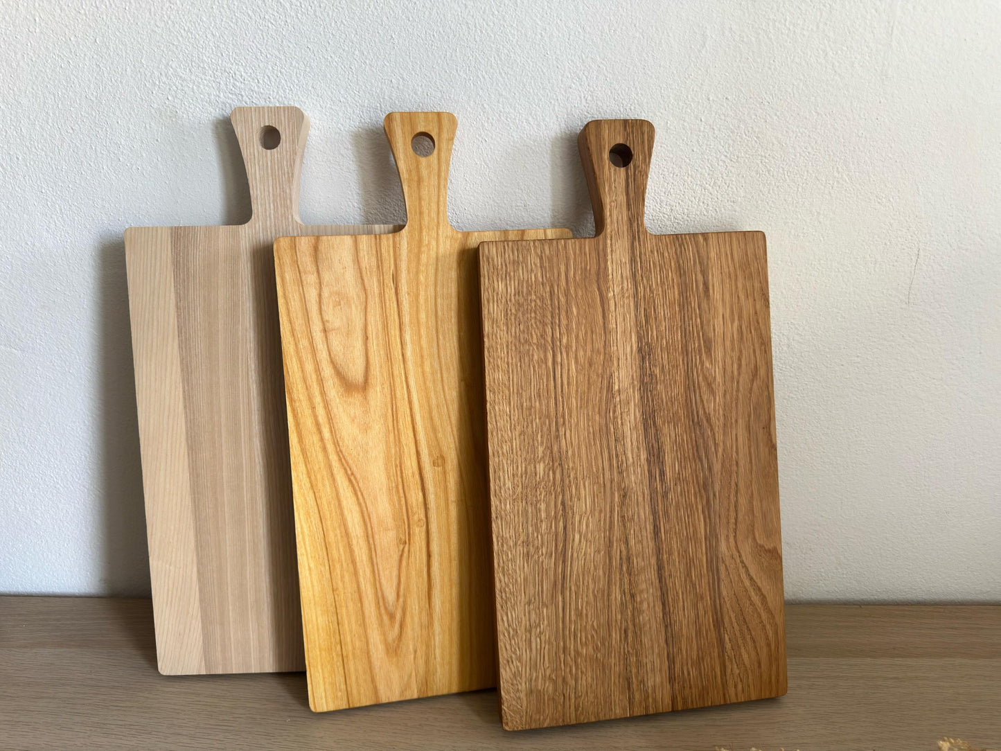 Personalisiertes Schneidebrett Eiche mit Griff & Kochlöffel | Geschenk Hochzeit, Einzug, Pärchen | Gravur „Gemeinsam Kochen Leben Glücklich“