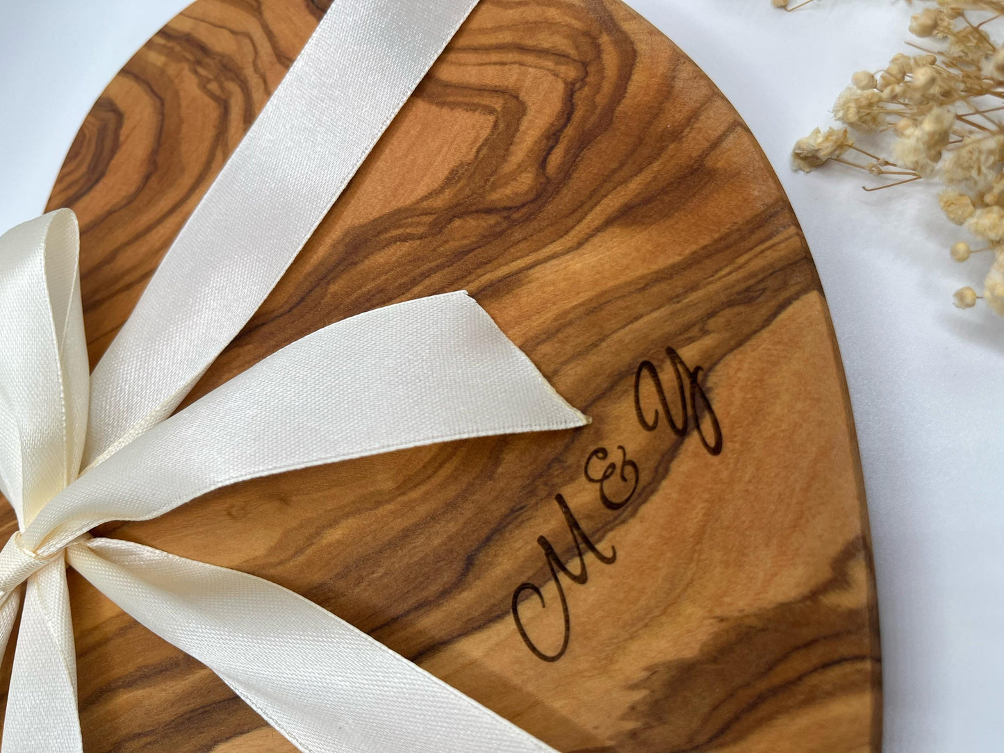 Hochzeitsgeschenk personalisiert aus Olivenholz | Herzbrett mit Gravur & Initialen | Geschenk zur Hochzeit und für Paare