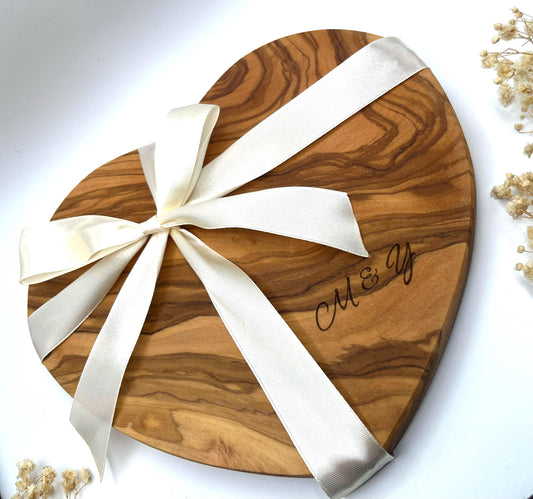 Personalisierbares Herzbrett aus Olivenholz mit Gravur und Satinband – Hochzeitsgeschenk oder Einzugsgeschenk für Paare