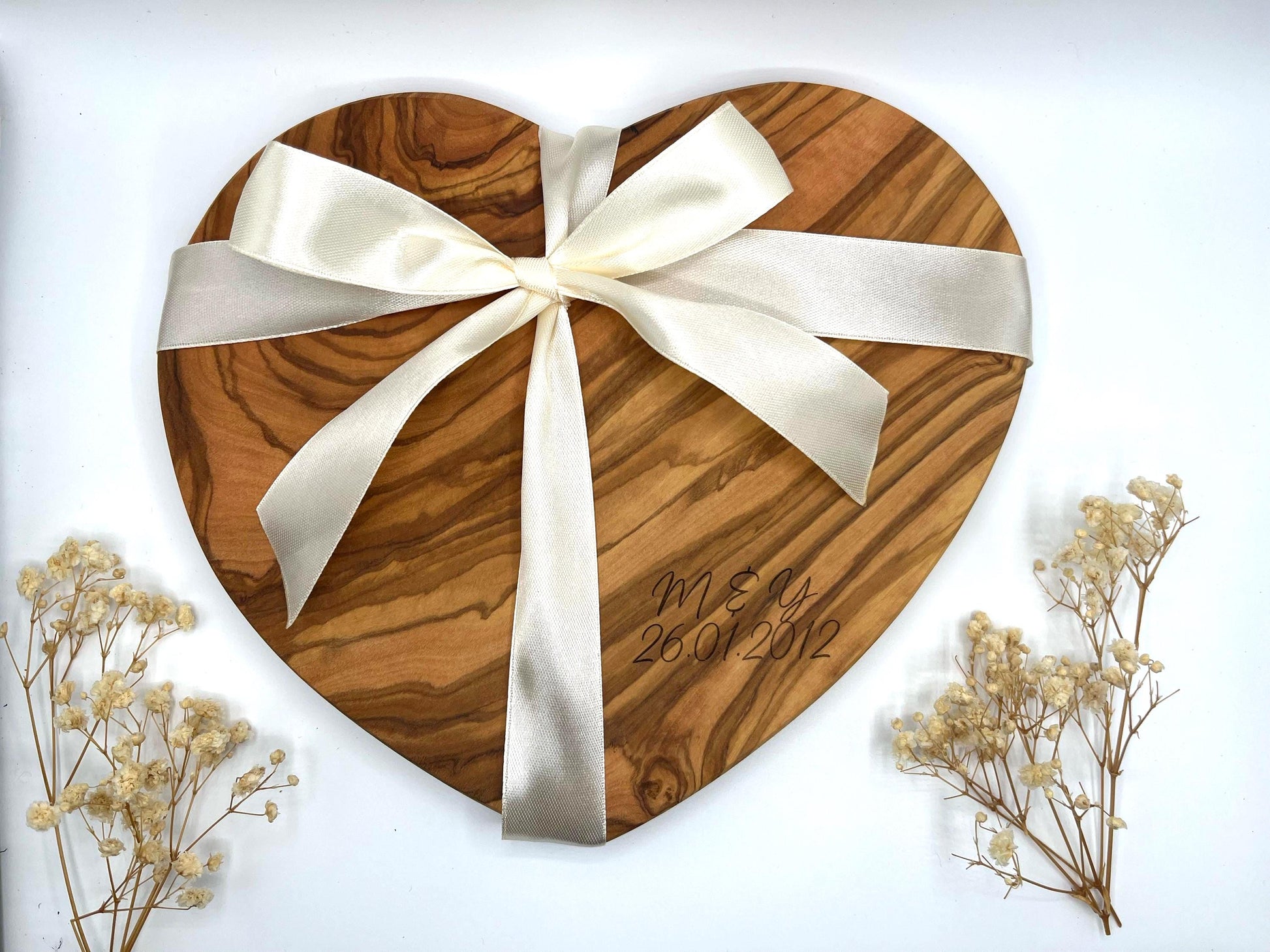 Hochzeitsgeschenk personalisiert aus Olivenholz | Herzbrett mit Gravur & Initialen | Geschenk zur Hochzeit und für Paare
