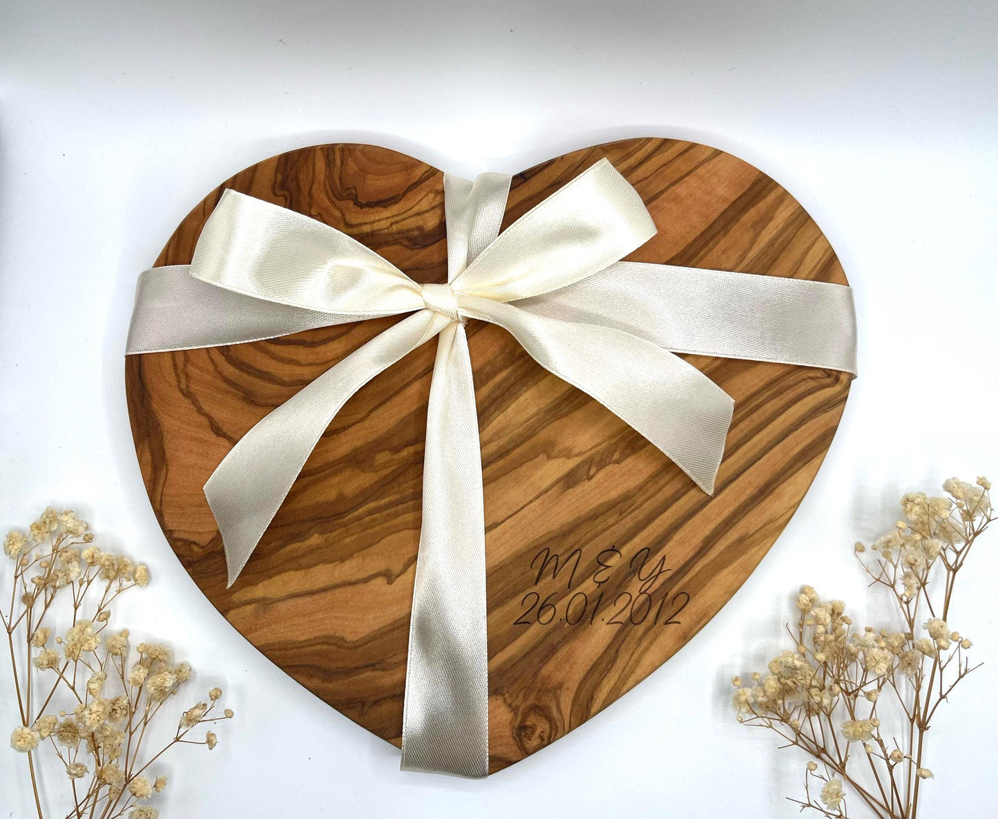 Hochzeitsgeschenk personalisiert aus Olivenholz | Herzbrett mit Gravur & Initialen | Geschenk zur Hochzeit und für Paare