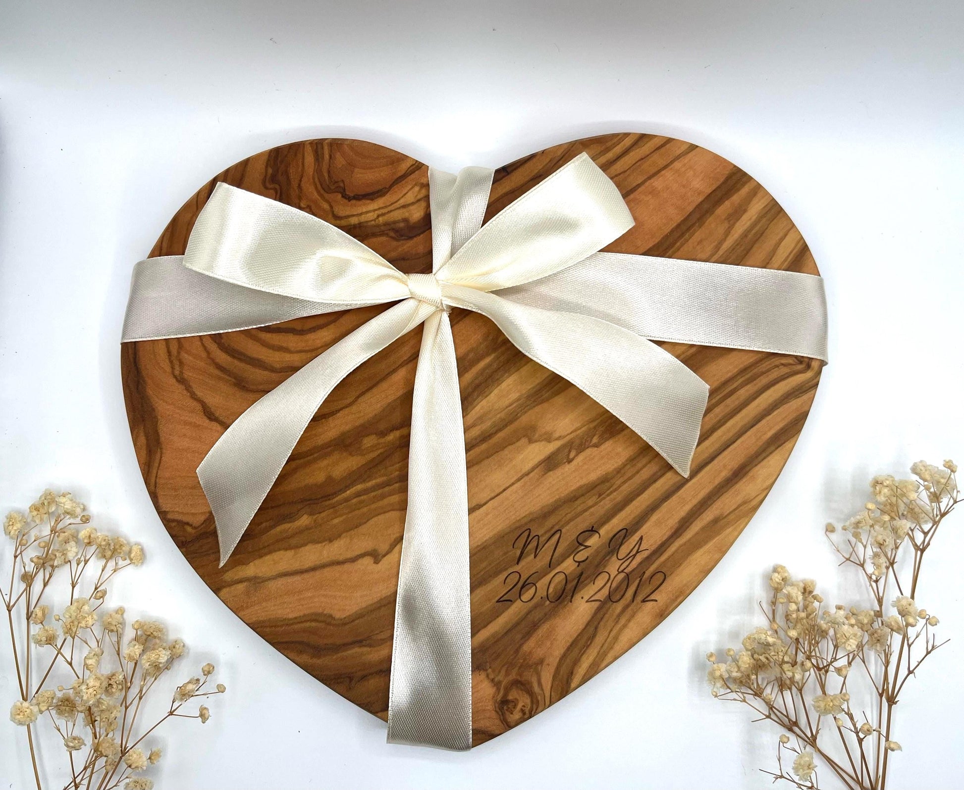 Hochzeitsgeschenk personalisiert aus Olivenholz | Herzbrett mit Gravur & Initialen | Geschenk zur Hochzeit und für Paare