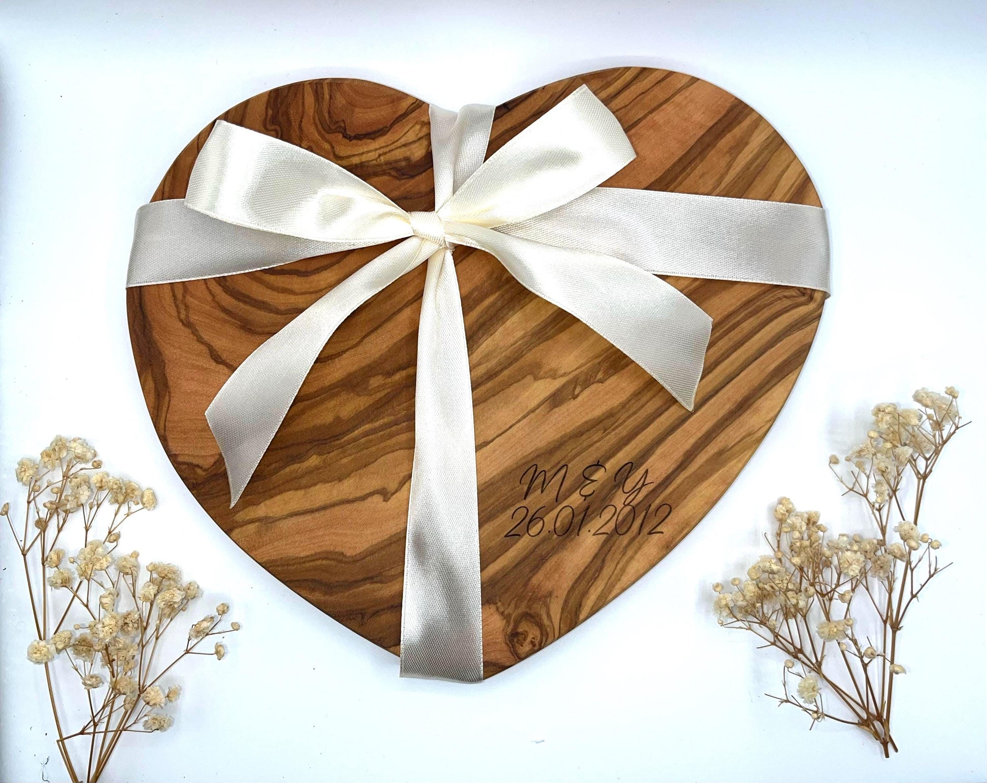Hochzeitsgeschenk personalisiert aus Olivenholz | Herzbrett mit Gravur & Initialen | Geschenk zur Hochzeit und für Paare