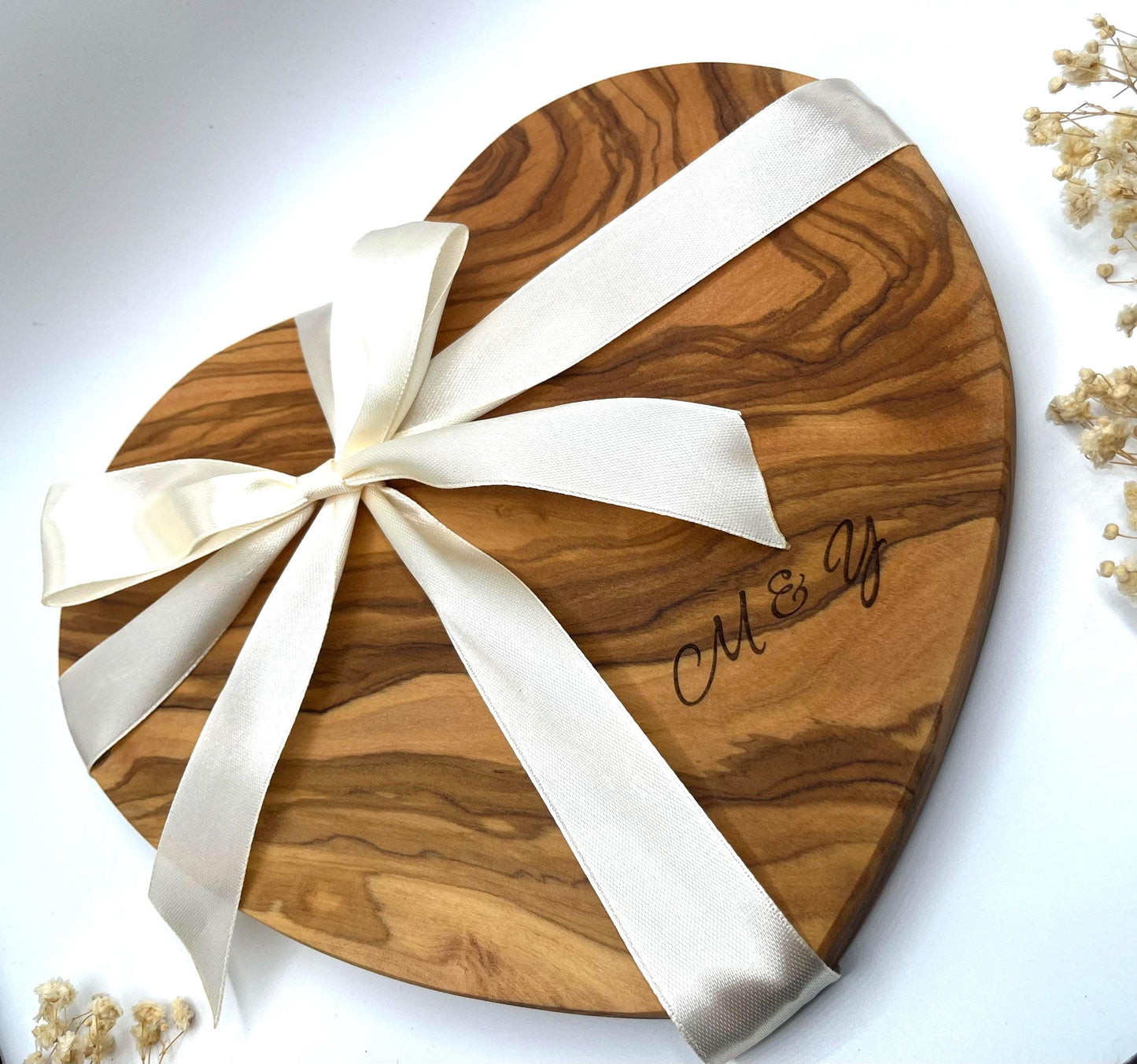 Hochzeitsgeschenk personalisiert aus Olivenholz | Herzbrett mit Gravur & Initialen | Geschenk zur Hochzeit und für Paare